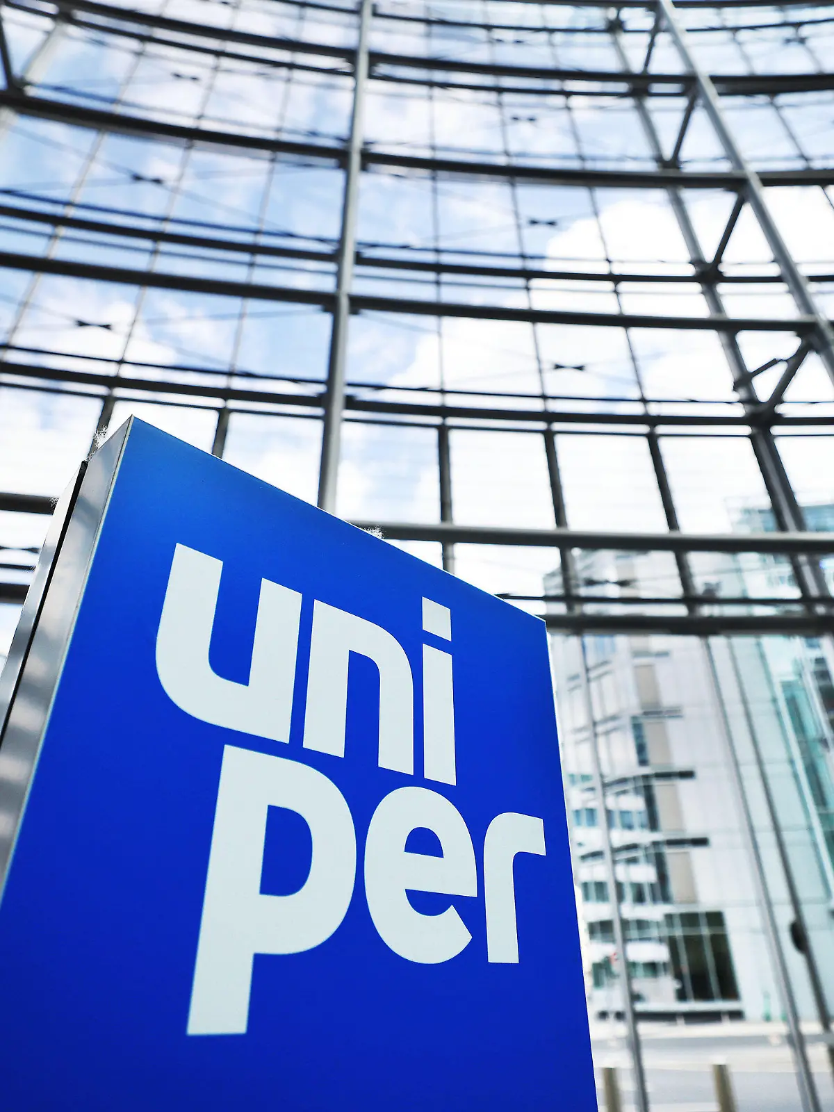 ARCHIV - 13.06.2022, Nordrhein-Westfalen, Düsseldorf: Ein Logo steht im Foyer der Hauptverwaltung des Energieversorgungsunternehmens Uniper in Düsseldorf. Bei den Bemühungen um die weitere Stabilisierung von Deutschlands wichtigstem Gasimporteur Uniper ist nach Angaben des Unternehmens ein verstärktes Engagement des Bundes im Gespräch. (zu dpa: «Uniper: Bund könnte Mehrheit an Unternehmen übernehmen») Foto: Oliver Berg/dpa +++ dpa-Bildfunk +++