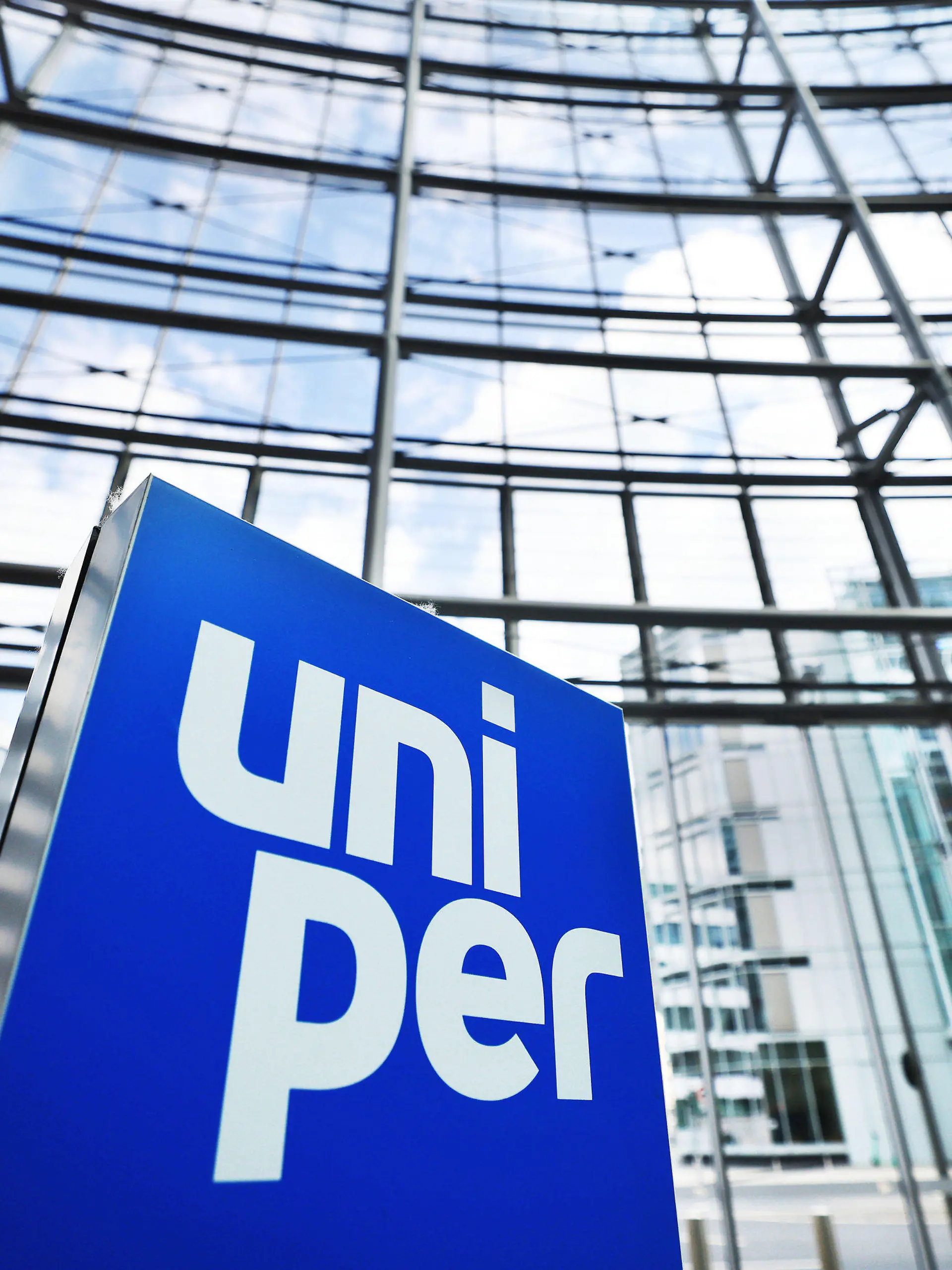 ARCHIV - 13.06.2022, Nordrhein-Westfalen, Düsseldorf: Ein Logo steht im Foyer der Hauptverwaltung des Energieversorgungsunternehmens Uniper in Düsseldorf. Bei den Bemühungen um die weitere Stabilisierung von Deutschlands wichtigstem Gasimporteur Uniper ist nach Angaben des Unternehmens ein verstärktes Engagement des Bundes im Gespräch. (zu dpa: «Uniper: Bund könnte Mehrheit an Unternehmen übernehmen») Foto: Oliver Berg/dpa +++ dpa-Bildfunk +++