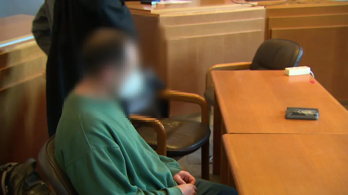 Ricardo S. beim Prozessauftakt am Kieler Landgericht. Der Angeklagte befindet sich derzeit in Untersuchungshaft in der JVA Kiel.