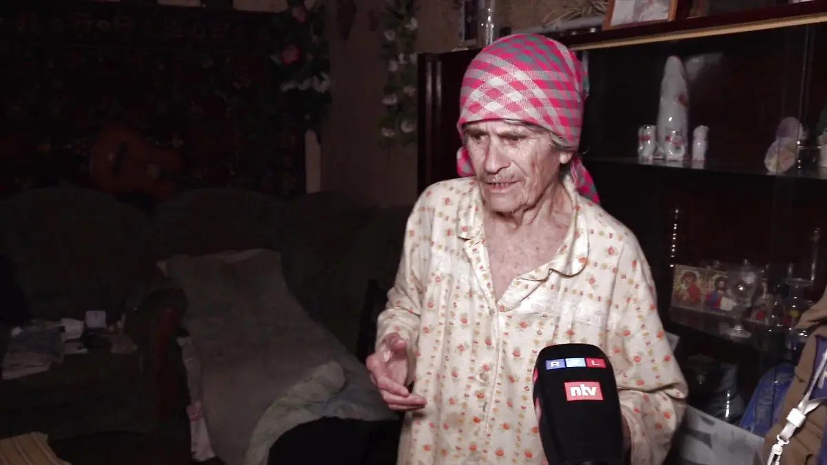 Nina (83) kümmert sich um ihren gehbehinderten Sohn. Ihr können die freiwilligen Helfer nicht helfen. Sie müssen sie zurücklassen.
