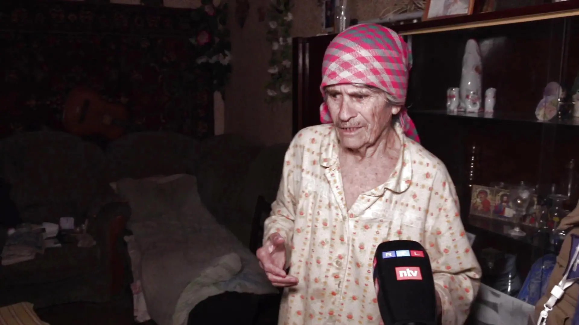 Nina (83) kümmert sich um ihren gehbehinderten Sohn. Ihr können die freiwilligen Helfer nicht helfen. Sie müssen sie zurücklassen.