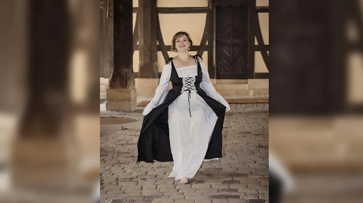 Natalie Trinadou auf dem Abiball von Tochter Irini 2022