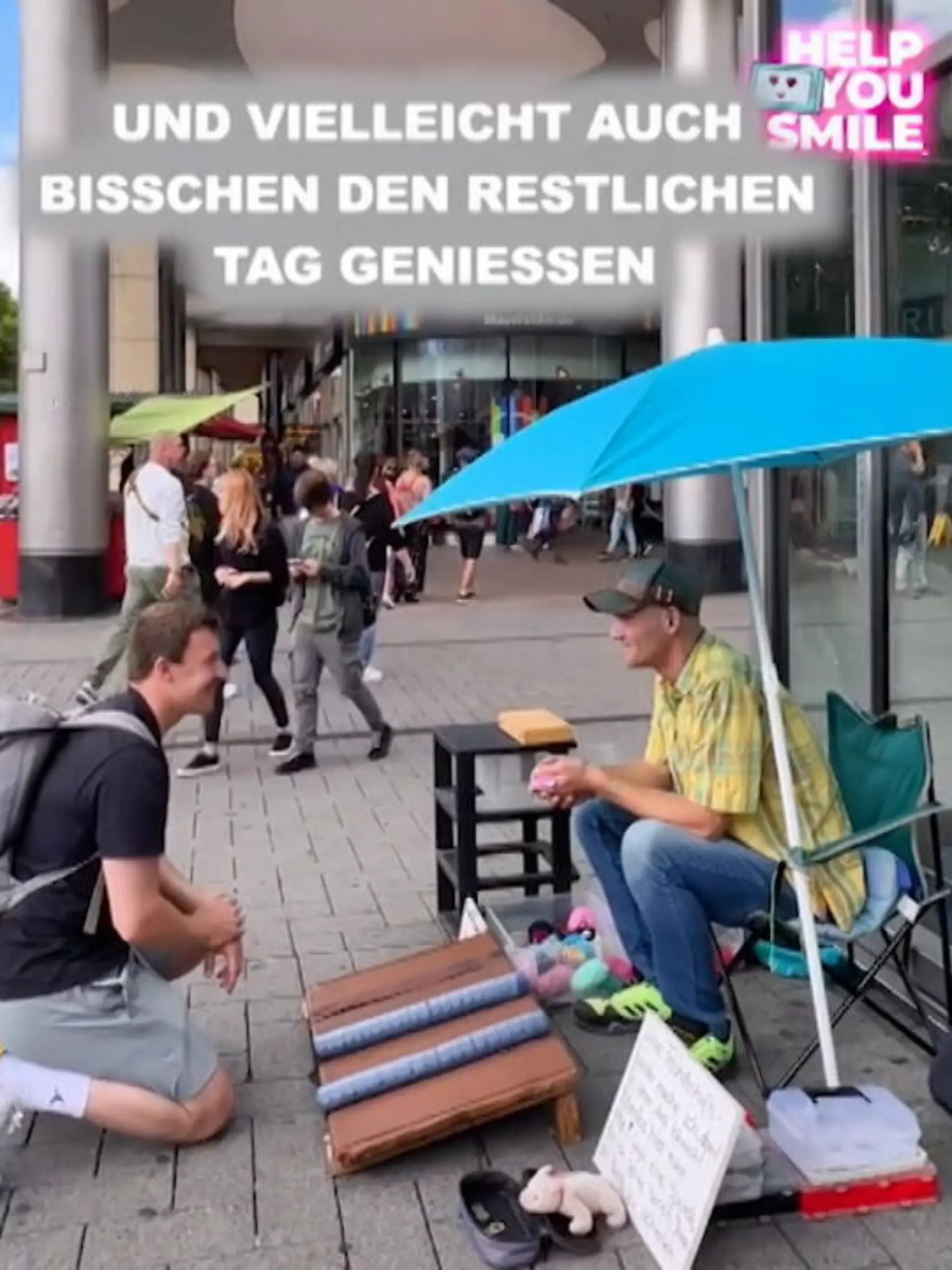 Straßenverkäufer Thomas kann kaum glauben, was ihm hier passiert. Am Kölner Neumarkt verkauft er verschiedene Armbänder, um sich etwas dazu zu verdienen – und das seit zehn Jahren.