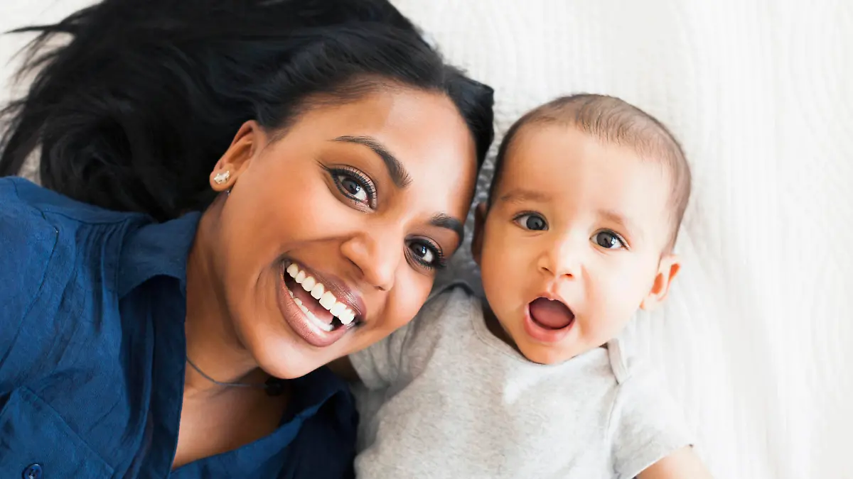 , Portrait of happy mother with baby boy (2-5 months) making funny face Keine Weitergabe an Drittverwerter.