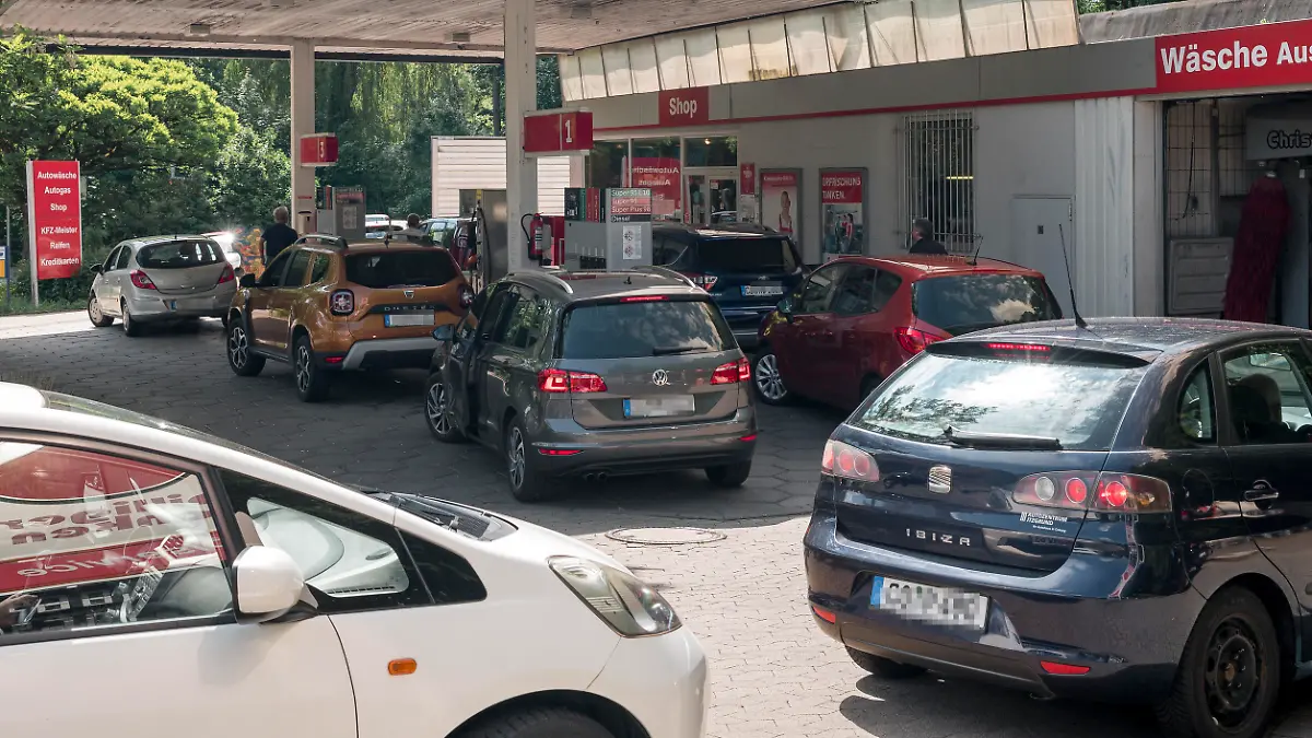 Alle Tanksäulen der Tankstelle sind belegt und die Autos stauen sich bis an den Straßenrand. Von Anfang Juni bis Ende August 2022 wird der Steuersatz für Benzin um fast 30 Cent, für Diesel um gut 14 Cent gesenkt, damit reagiert die Bundesregierung auf die in den vergangenen Monaten stark gestiegenen Energiepreise.