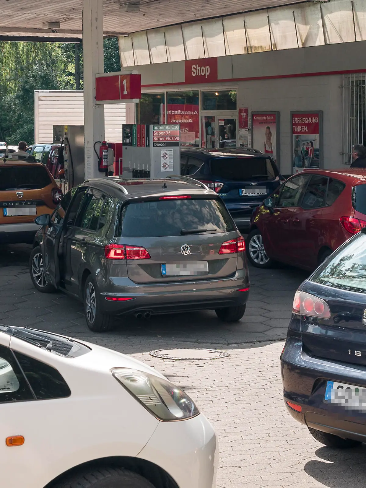 Alle Tanksäulen der Tankstelle sind belegt und die Autos stauen sich bis an den Straßenrand. Von Anfang Juni bis Ende August 2022 wird der Steuersatz für Benzin um fast 30 Cent, für Diesel um gut 14 Cent gesenkt, damit reagiert die Bundesregierung auf die in den vergangenen Monaten stark gestiegenen Energiepreise.