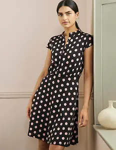 Ausgestelltes Jerseykleid mit Tupfen