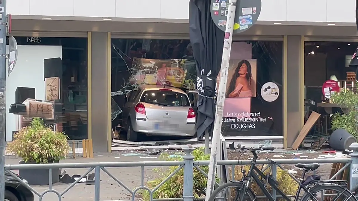 Das Auto steht nach dem Vorfall in der Tauentzienstraße in einem Schaufenster.
