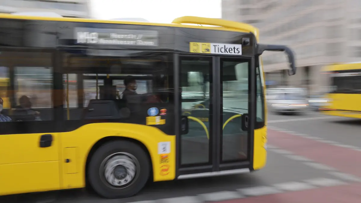 15.09.2022, Berlin: Ein BVG-Bus fährt am Zoologischen Garten vorbei.  Berlin bekommt ein zeitlich befristetes  29-Euro-Ticket für den Nahverkehr. Es soll von Oktober bis Dezember nur innerhalb der Stadt gelten und nur im Abo zu haben sein. Für einzelne Monate ist es nicht zu kaufen. Foto: Jörg Carstensen/dpa +++ dpa-Bildfunk +++
