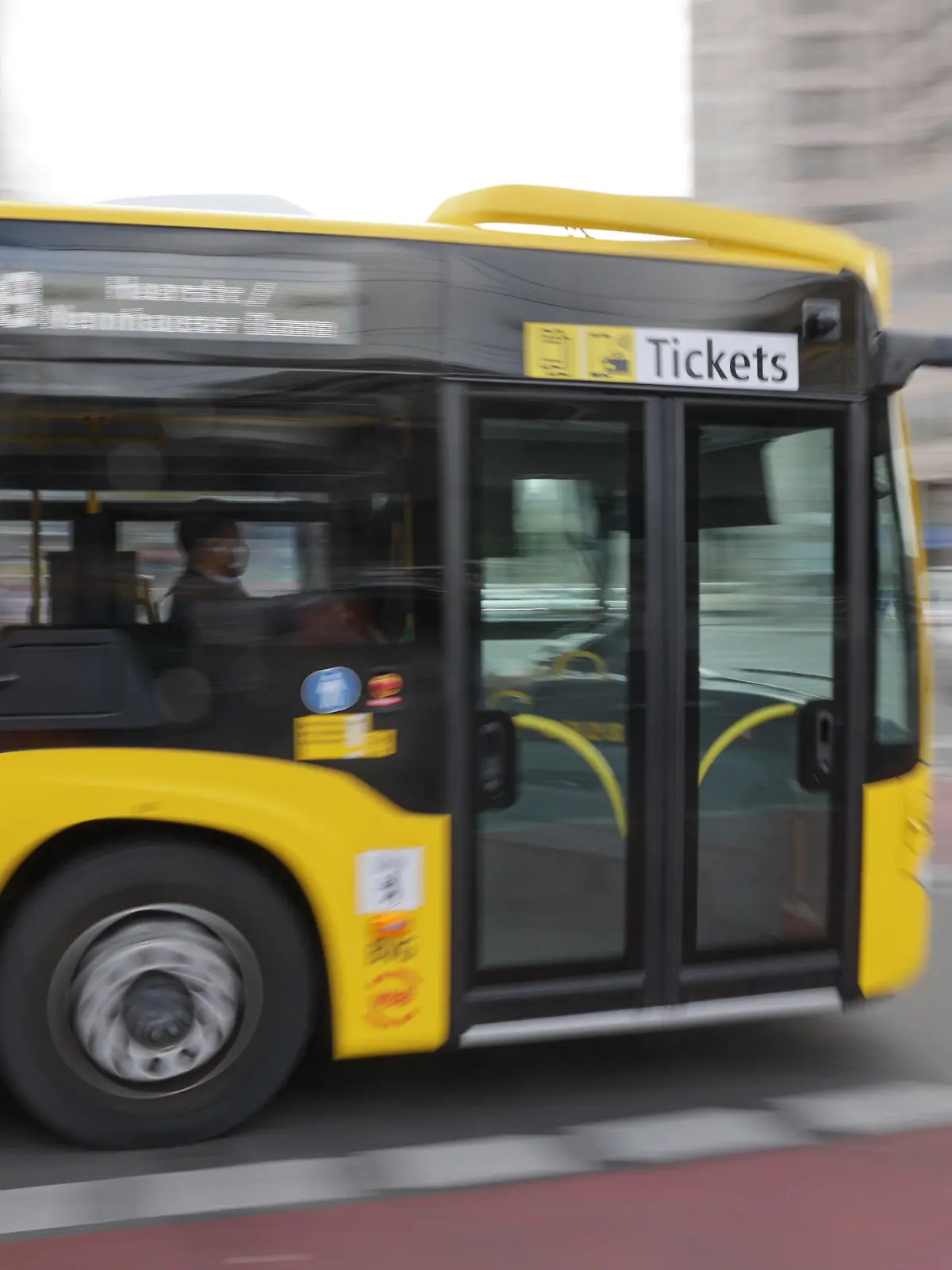 15.09.2022, Berlin: Ein BVG-Bus fährt am Zoologischen Garten vorbei.  Berlin bekommt ein zeitlich befristetes  29-Euro-Ticket für den Nahverkehr. Es soll von Oktober bis Dezember nur innerhalb der Stadt gelten und nur im Abo zu haben sein. Für einzelne Monate ist es nicht zu kaufen. Foto: Jörg Carstensen/dpa +++ dpa-Bildfunk +++