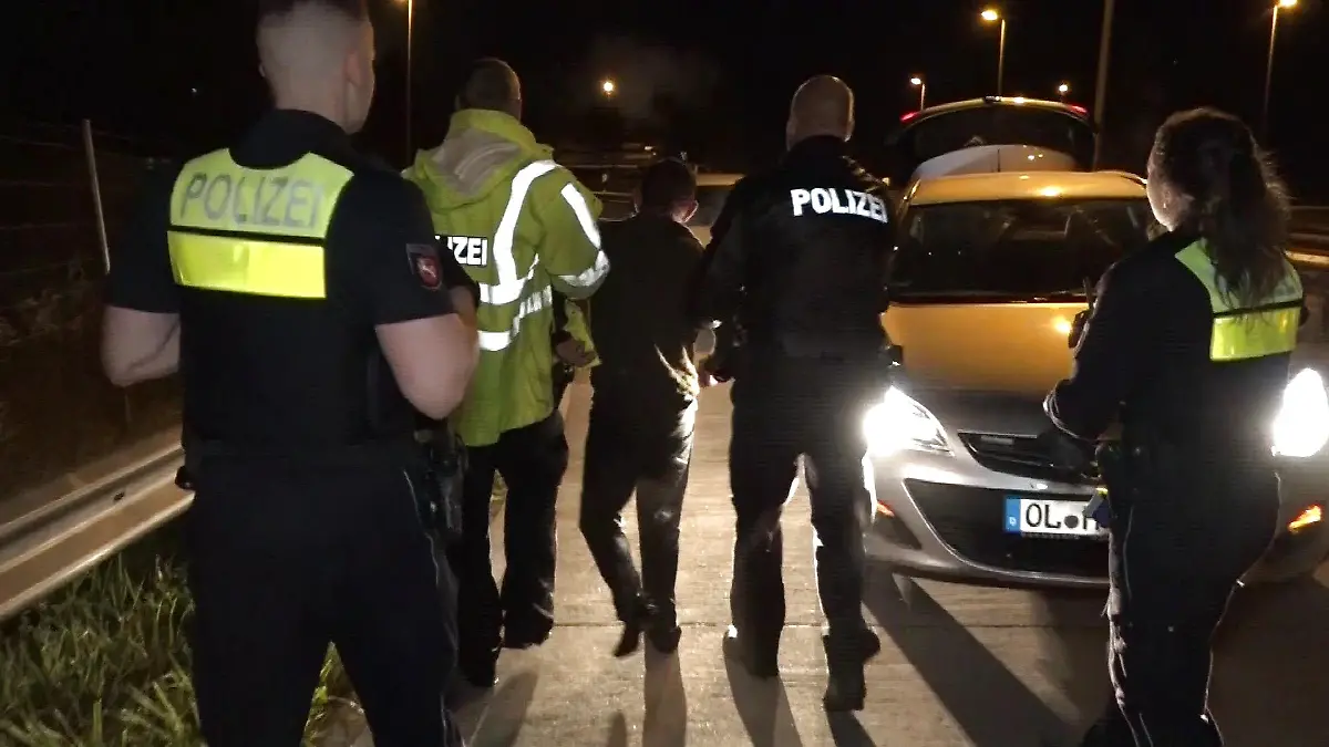 Die Polizei führt einen Mann ab, der zuvor über die Autobahn gelaufen war.