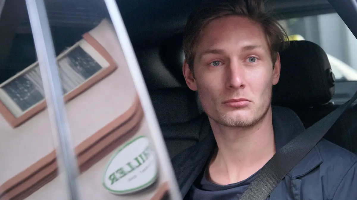 Nachdem er sich bei Nika entschuldigt hat, verlässt Conor (Yannik Meyer) die Schillerallee in Richtung Entzugsklinik.
Die Verwendung des sendungsbezogenen Materials ist nur mit dem Hinweis und Verlinkung auf RTL+ gestattet.