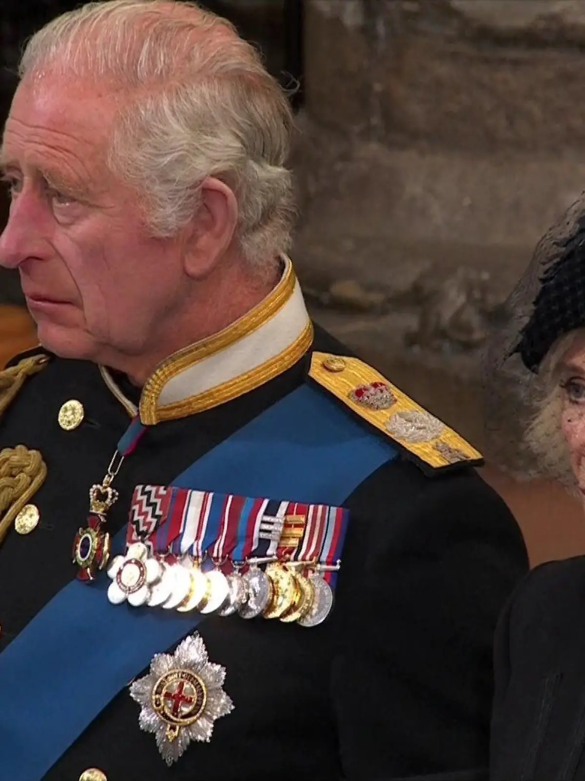 König Charles III kämpft bei der bei der  Trauerfeier für seine Mutter Queen Elizabeth mit den Tränen.
