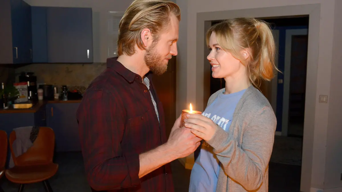 Paul (Niklas Osterloh) und Gina (Isabel Hinz) erleben bei der Namenssuche für ihr Kind einen nahen Moment.
Die Verwendung des sendungsbezogenen Materials ist nur mit dem Hinweis und Verlinkung auf RTL+ gestattet.