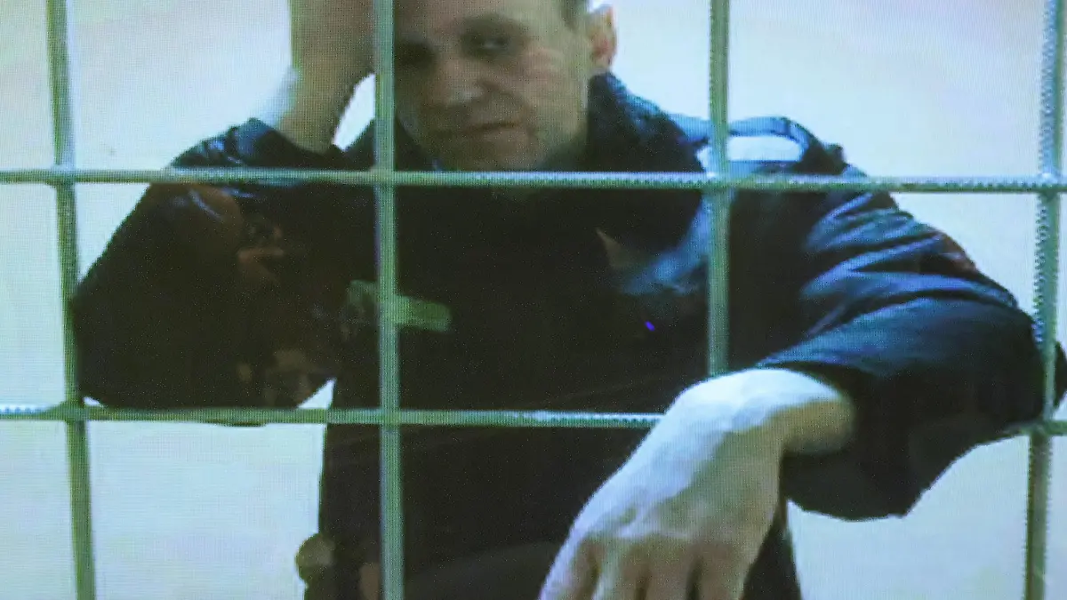 Russland, Alexej Nawalny Gerichtsanhörung per Videoschaltung in Moskau MOSCOW, RUSSIA MAY 24, 2022: A screen shows opposition activist Alexei Navalny via video link from Pokrov s Penal Colony No 2 as the Moscow City Court is set to consider his legal team s claim against Moscow s Lefortovo District Court over the legality of his nine-year prison sentence for contempt of court and fraud as well as a 1.2 million-rouble fine. On 22 March 2022, Moscow s Lefortovo District Court held an on-site sentencing hearing against Navalny at Pokrov s Penal Colony No 2 and found Navalny guilty of insulting a magistrate and fraud. Navalny denies the charges. Sergei Karpukhin/TASS PUBLICATIONxINxGERxAUTxONLY TS132765