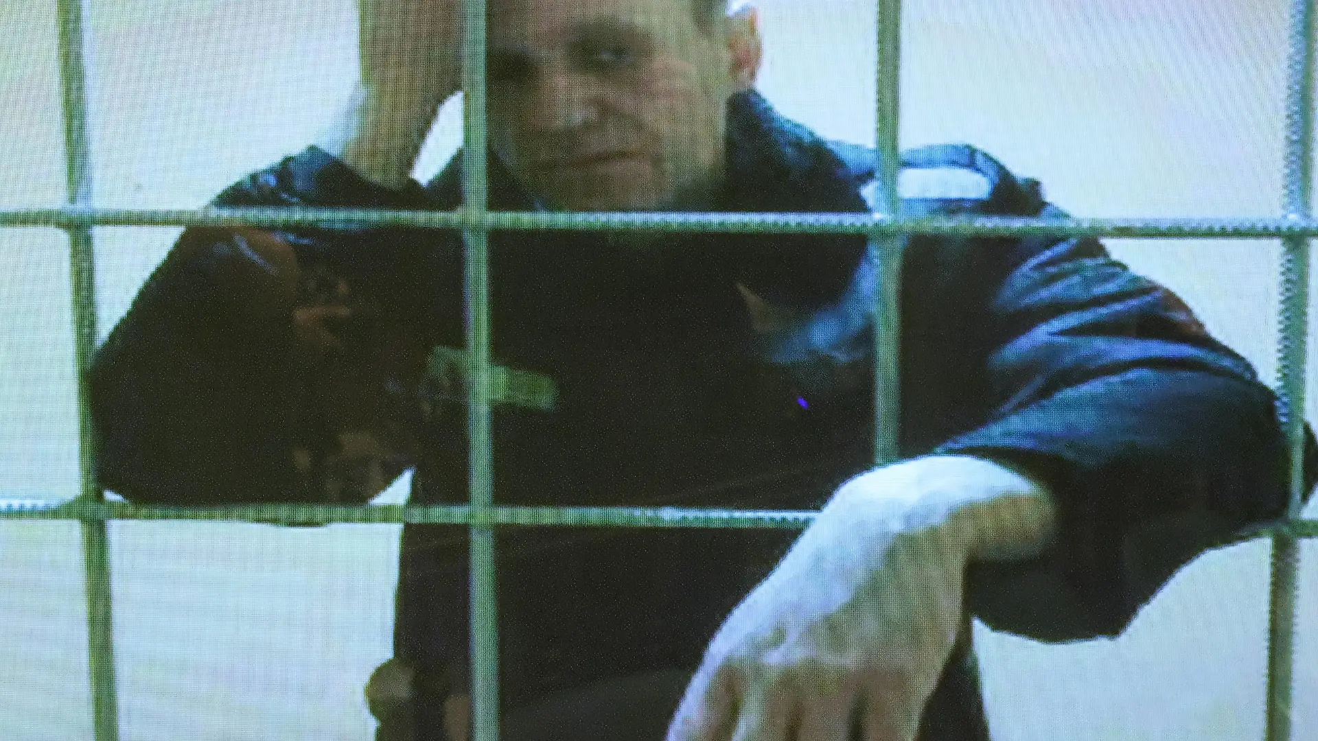 Russland, Alexej Nawalny Gerichtsanhörung per Videoschaltung in Moskau MOSCOW, RUSSIA MAY 24, 2022: A screen shows opposition activist Alexei Navalny via video link from Pokrov s Penal Colony No 2 as the Moscow City Court is set to consider his legal team s claim against Moscow s Lefortovo District Court over the legality of his nine-year prison sentence for contempt of court and fraud as well as a 1.2 million-rouble fine. On 22 March 2022, Moscow s Lefortovo District Court held an on-site sentencing hearing against Navalny at Pokrov s Penal Colony No 2 and found Navalny guilty of insulting a magistrate and fraud. Navalny denies the charges. Sergei Karpukhin/TASS PUBLICATIONxINxGERxAUTxONLY TS132765