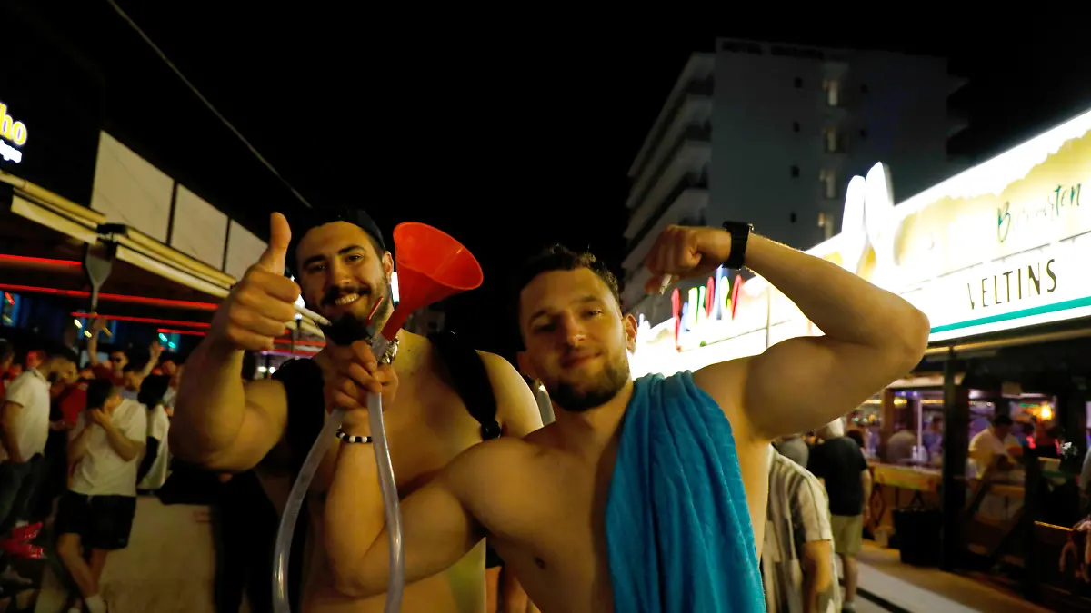 Stefen und Philipp aus Zürich posieren in der Bierstrasse am Ballermann. Der Ballermann auf Mallorca feiert sein inoffizielles 50-jähriges Jubiläum.