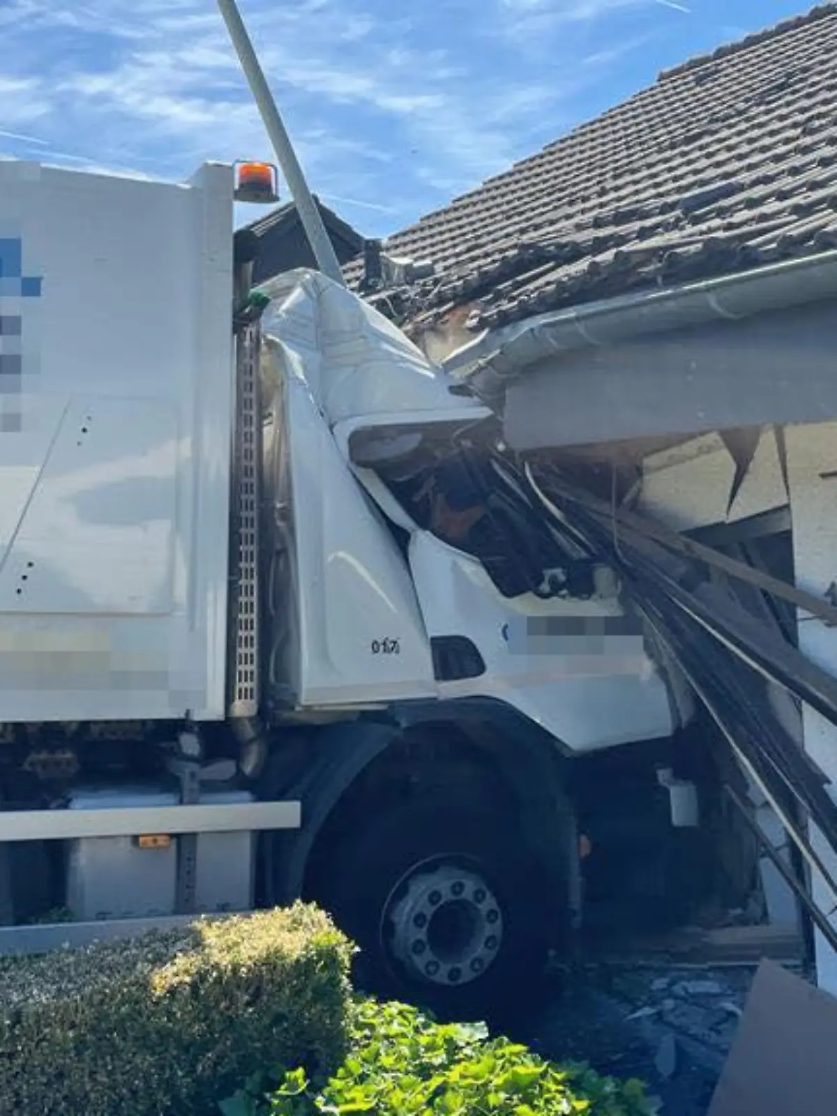 Müllwagen fährt in Eppstein in ein Haus