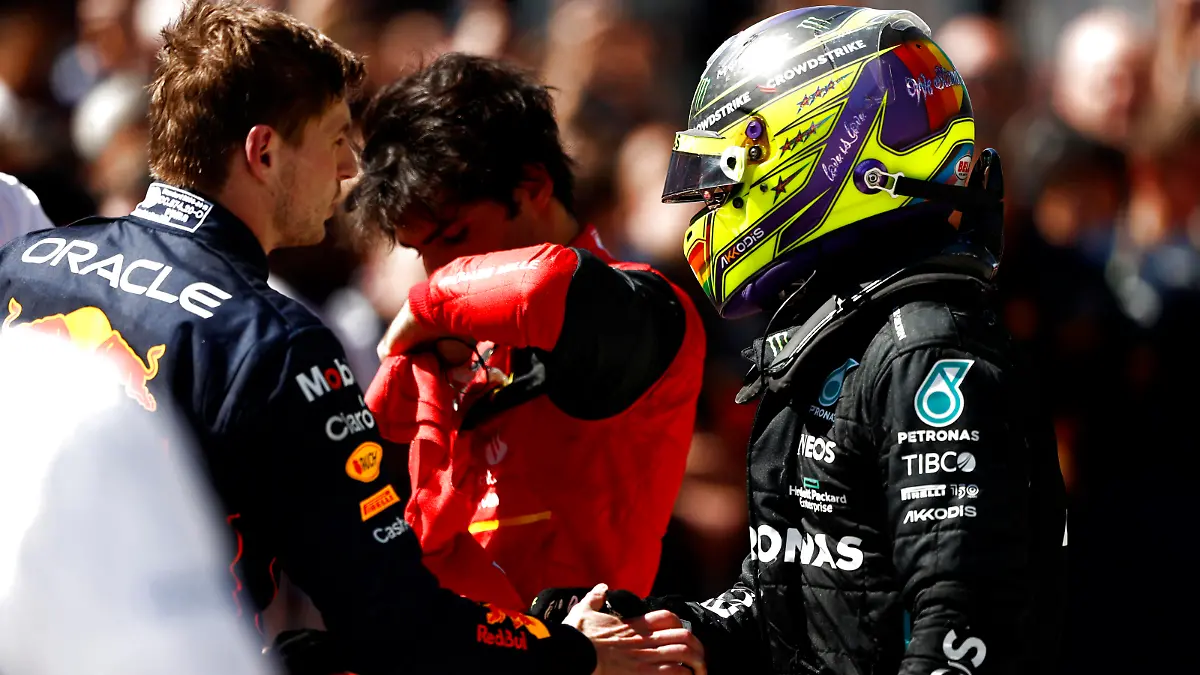  Formula 1 2022: Canadian GP CIRCUIT GILLES-VILLENEUVE, CANADA - JUNE 19: Max Verstappen, Red Bull Racing, 1st position, is congratulated by Sir Lewis Hamilton, Mercedes-AMG, 3rd position during the Canadian GP at Circuit Gilles-Villeneuve on Sunday June 19, 2022 in Montreal, Canada. Photo by Andy Hone / LAT Images Images PUBLICATIONxINxGERxSUIxAUTxHUNxONLY GP2209_144402_ONZ0192