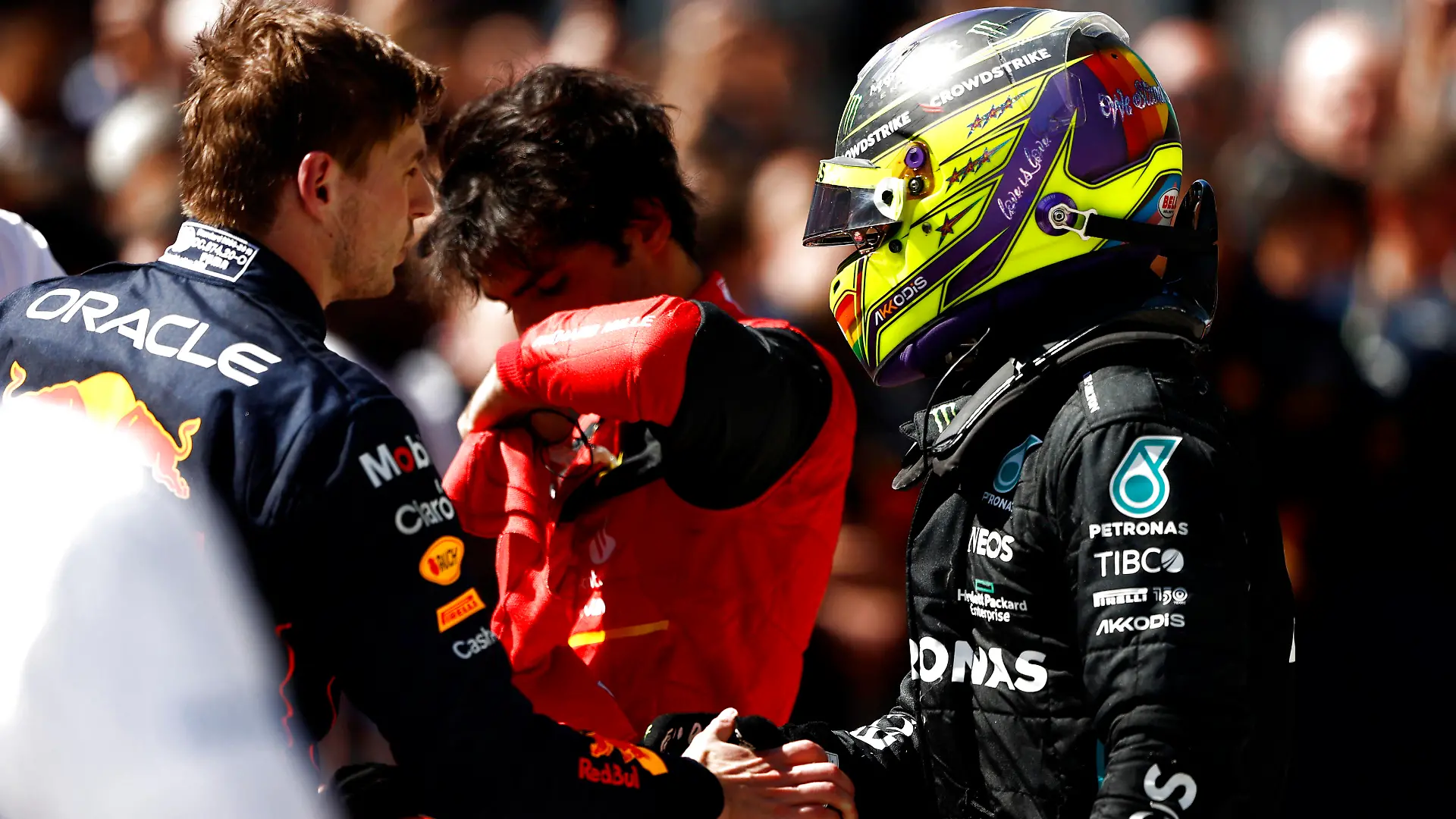 Formula 1 2022: Canadian GP CIRCUIT GILLES-VILLENEUVE, CANADA - JUNE 19: Max Verstappen, Red Bull Racing, 1st position, is congratulated by Sir Lewis Hamilton, Mercedes-AMG, 3rd position during the Canadian GP at Circuit Gilles-Villeneuve on Sunday June 19, 2022 in Montreal, Canada. Photo by Andy Hone / LAT Images Images PUBLICATIONxINxGERxSUIxAUTxHUNxONLY GP2209_144402_ONZ0192