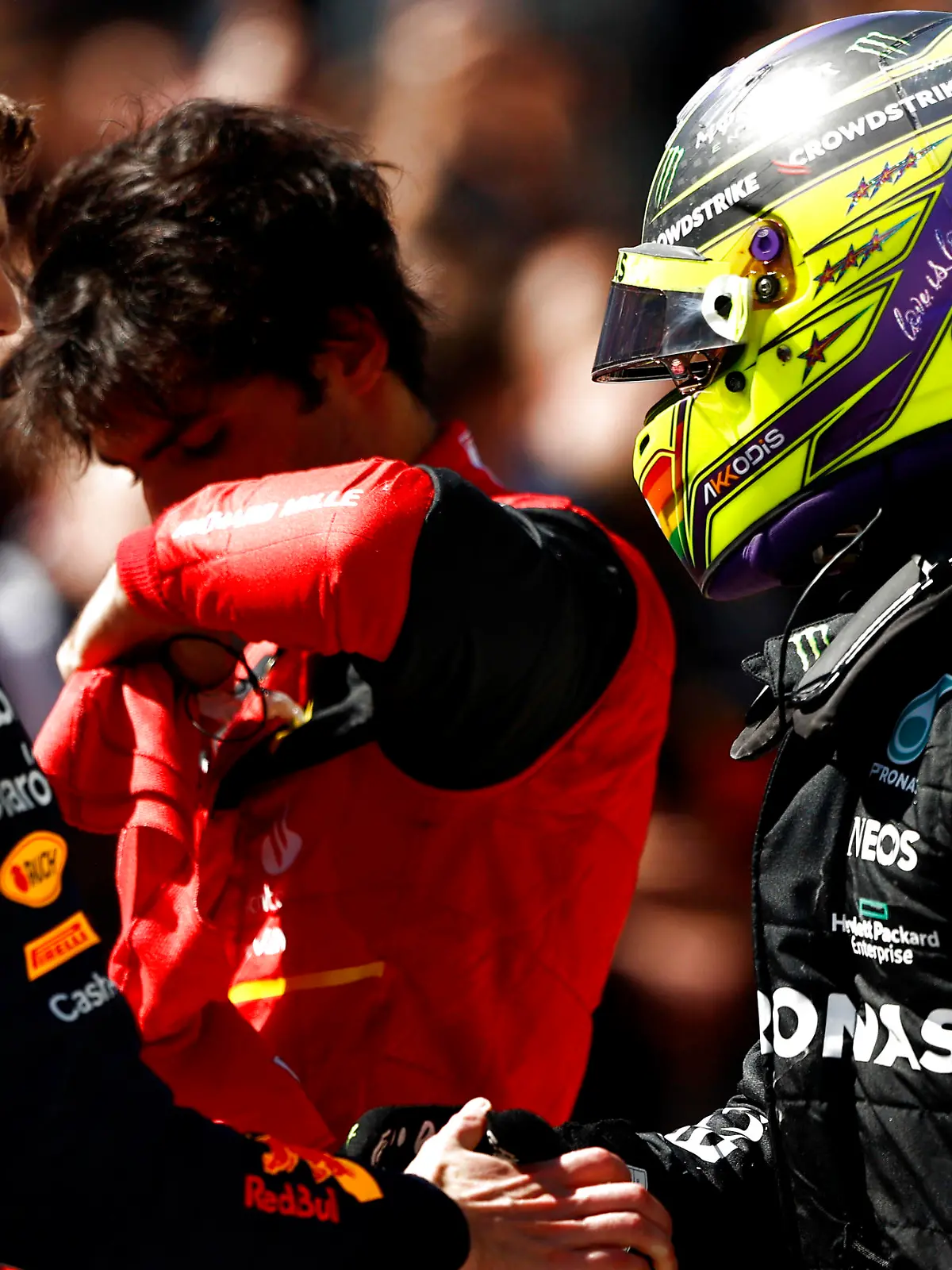  Formula 1 2022: Canadian GP CIRCUIT GILLES-VILLENEUVE, CANADA - JUNE 19: Max Verstappen, Red Bull Racing, 1st position, is congratulated by Sir Lewis Hamilton, Mercedes-AMG, 3rd position during the Canadian GP at Circuit Gilles-Villeneuve on Sunday June 19, 2022 in Montreal, Canada. Photo by Andy Hone / LAT Images Images PUBLICATIONxINxGERxSUIxAUTxHUNxONLY GP2209_144402_ONZ0192
