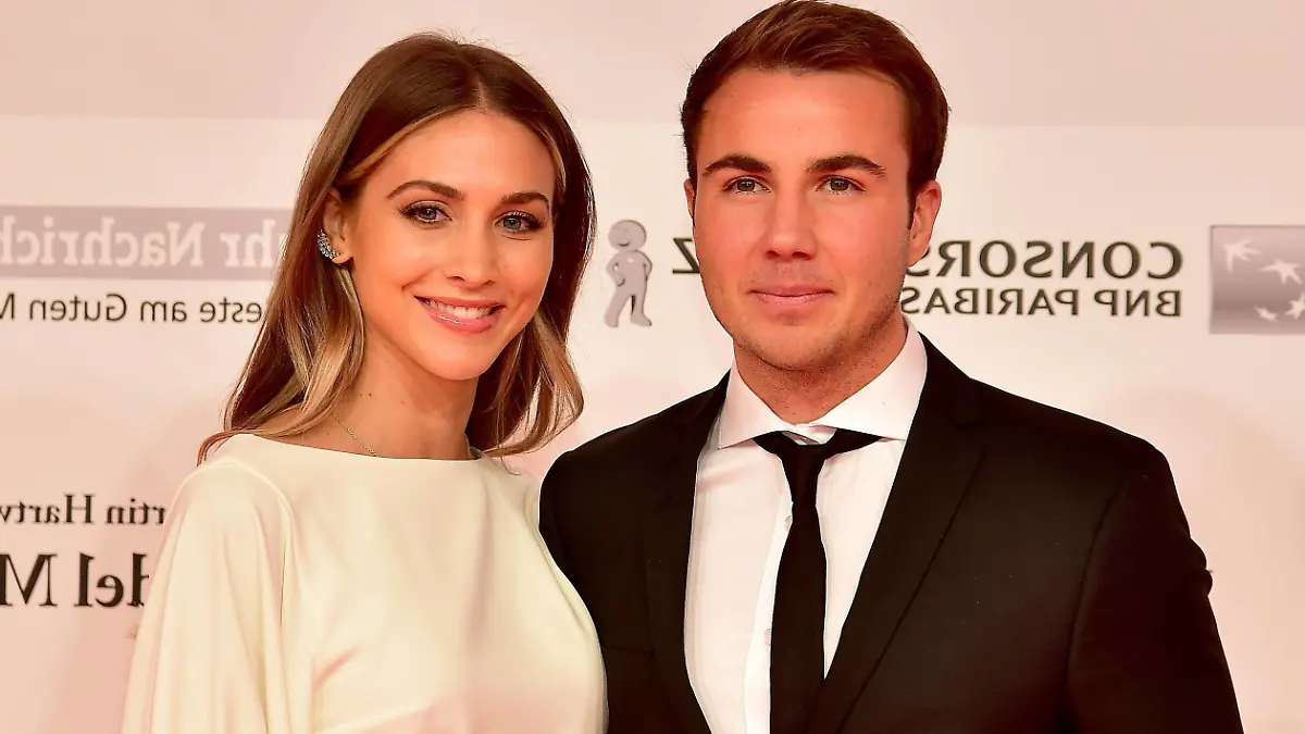  14. Kinderlachen-Gala 2018 am 01.12.2018 in der Westfalenhalle in Dortmund Mario Götze und seine Ehefrau Ann-Kathrin Götze *** 14 Kinderlachen Gala 2018 on 01 12 2018 in the Westfalenhalle in Dortmund Mario Götze and his wife Ann Kathrin Götze xJFx