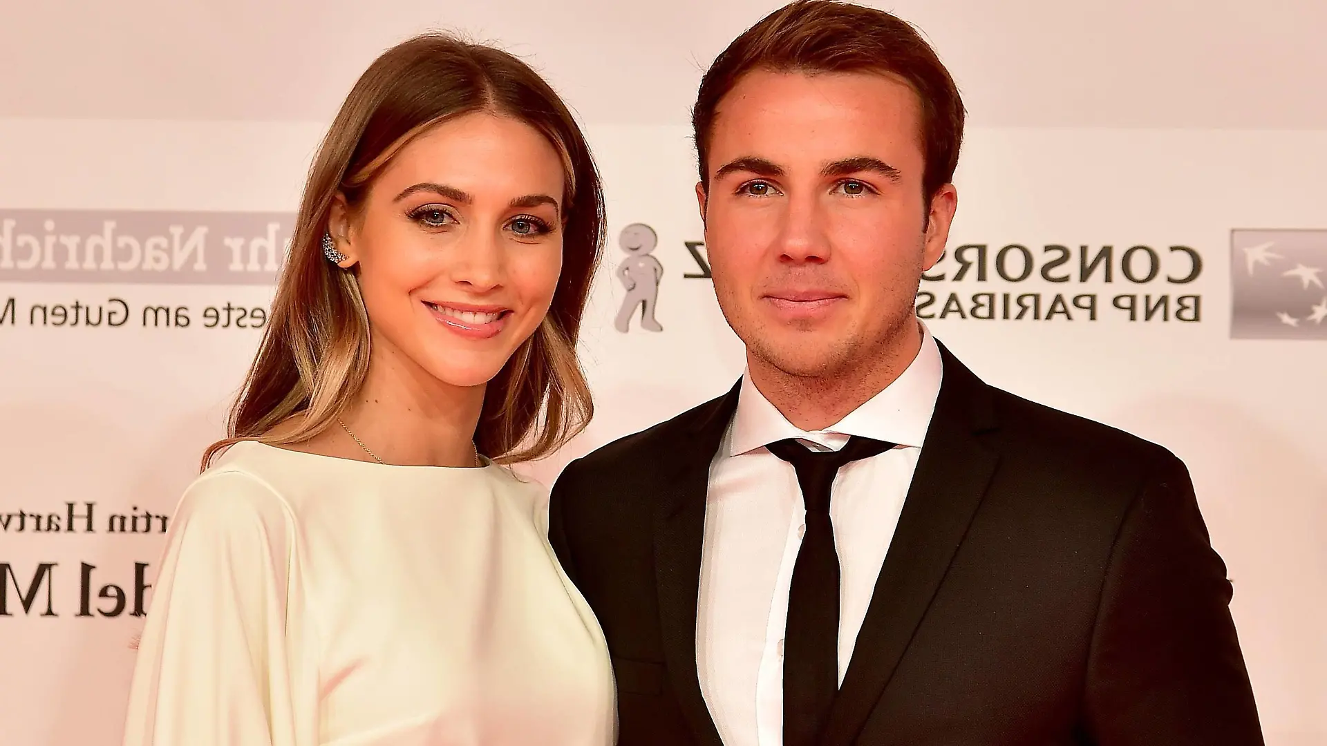 14. Kinderlachen-Gala 2018 am 01.12.2018 in der Westfalenhalle in Dortmund Mario Götze und seine Ehefrau Ann-Kathrin Götze *** 14 Kinderlachen Gala 2018 on 01 12 2018 in the Westfalenhalle in Dortmund Mario Götze and his wife Ann Kathrin Götze xJFx