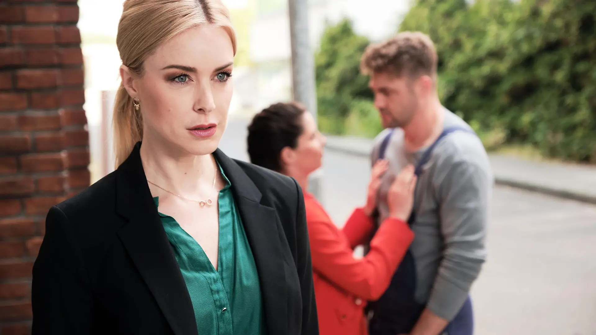 Emilia (Nina Ensmann, l.) bekommt alarmiert mit, dass Sina (Valea Scalabrino) und Bambi (Benjamin Heinrich) zum Haus aufbrechen wollen.