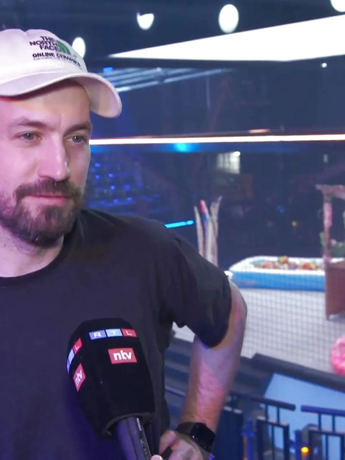 Moderator Jan Köppen erklärt, wie die "Deutsche Luftballonmeisterschaft" funktioniert