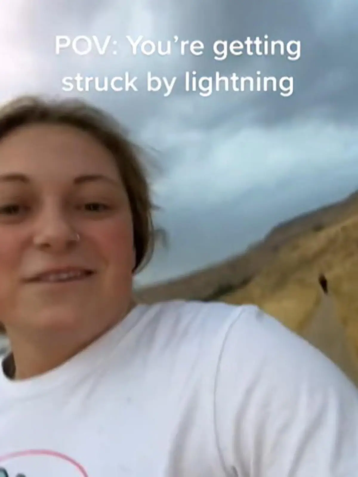 Dieser Clip macht aktuell im Netz die Runde – und sorgt gleichermaßen für Begeisterung und Skepsis. Eine junge Frau filmt sich dabei, wie sie in einem ländlichen Gebiet in Kentucky, USA, spazieren geht. Doch plötzlich zieht ein Gewitter auf – dann knallt es.