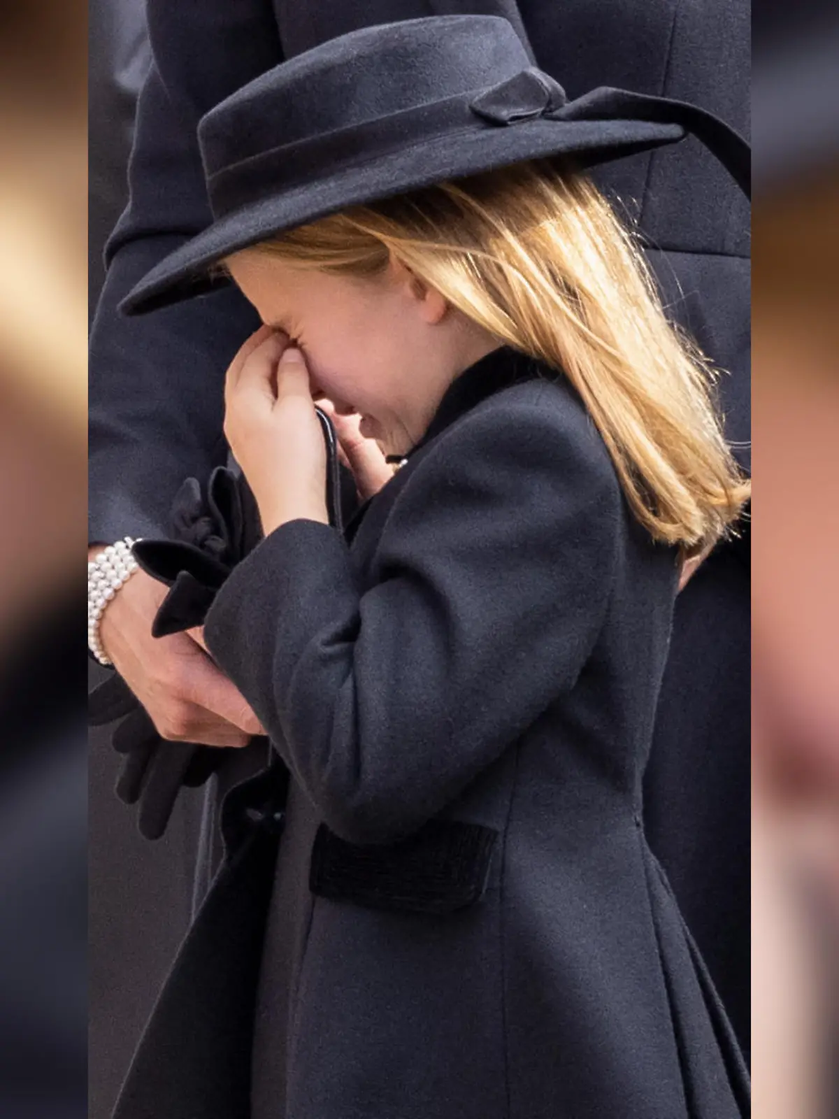 Die kleine Prinzessin Charlotte weint um ihre Uroma.