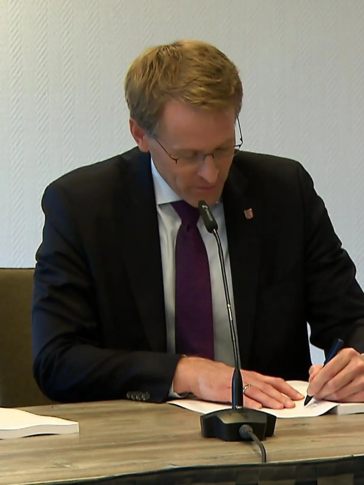 Ministerpräsident Daniel Günther (CDU) unterzeichnet den neuen schwarz-grünen Koalitionsvertrag.