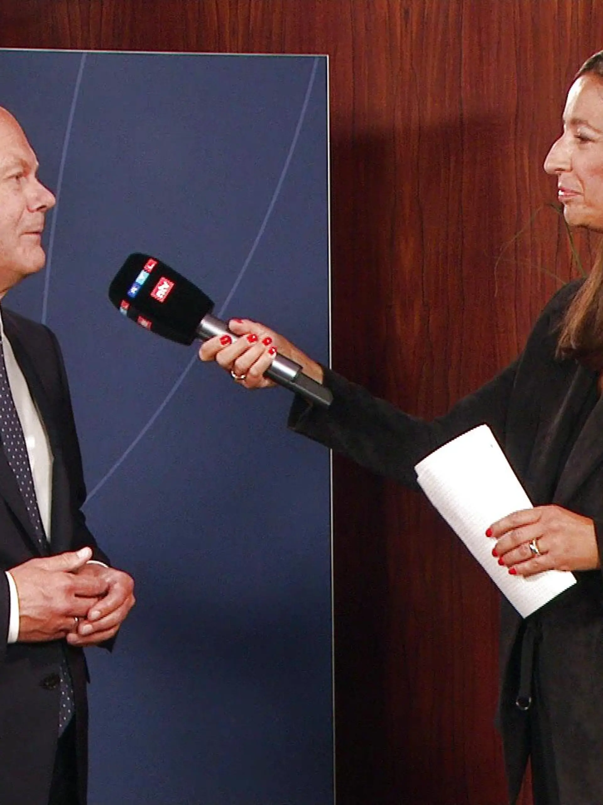 RTL-Reporterin Pinar Atalay interviewt Kanzler Olaf Scholz.
