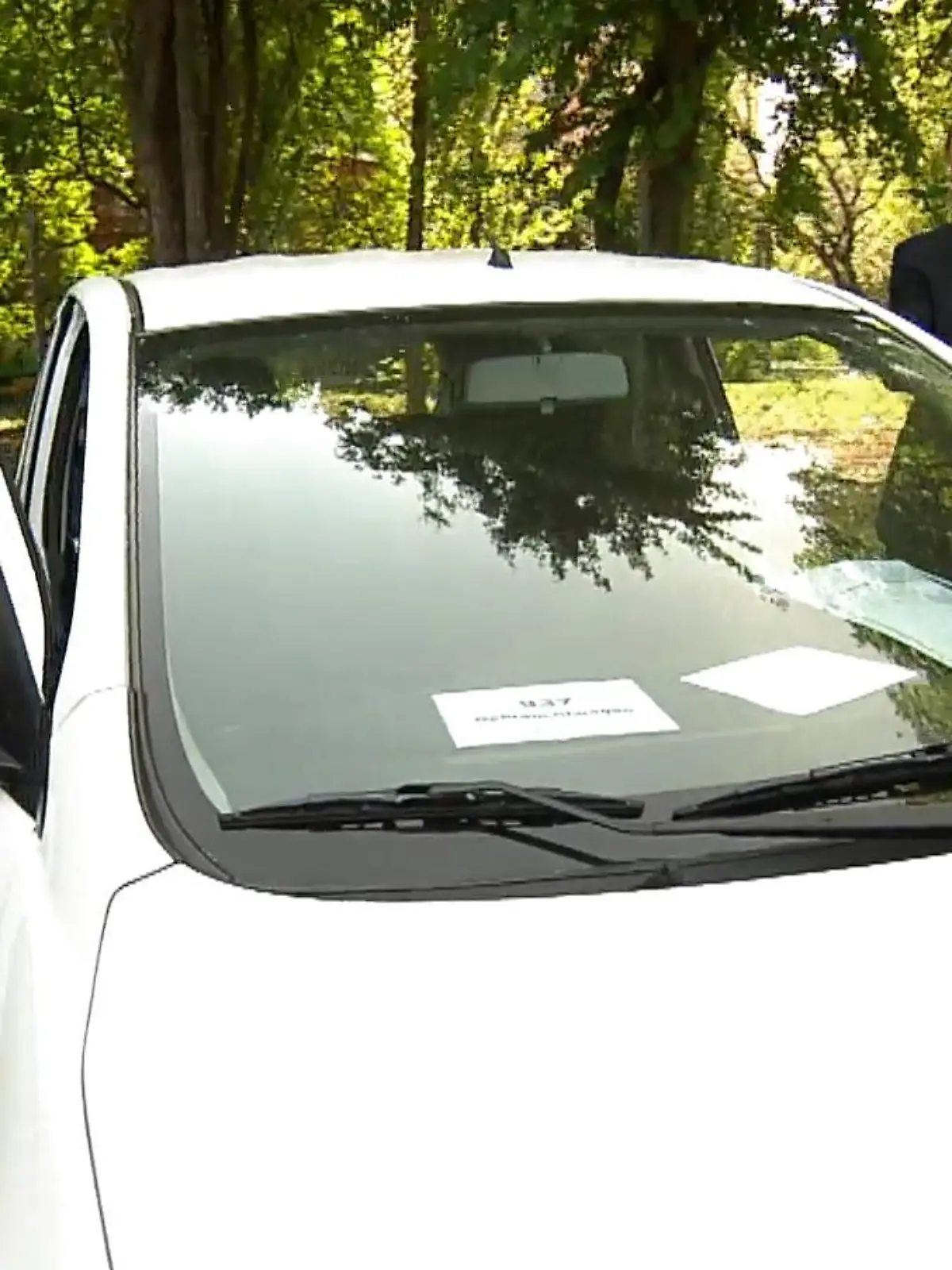 Wer sein Auto verkaufen möchte, hat derzeit die Qual der Wahl: Selten zuvor waren die Preise für Gebrauchtwagen höher. Und weil die Chipkrise in der Autoproduktion laut einer aktuellen Studie wahrscheinlich bis 2024 anhalten wird, steigen Lieferzeiten und Preise für Neuwagen weiter – und damit schießt der Wert für Gebrauchtwagen nochmal in die Höhe. Im Video erklärt Autohändler Stefan Bäckmann, wie sich das bereits jetzt auf den Gebrauchtwagenmarkt auswirkt.
