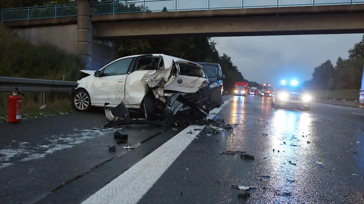 17.09.2022, Bayern, Hormersdorf: Ein Polizeiauto steht mit Blaulicht an einer Unfallstelle auf der A9 zwischen den Anschlussstellen Schnaittach und Hormersdorf. Nach Hagelschlag und daraus resultierender Fahrbahnglätte im Landkreis Nürnberger Land hat es einen Unfall mit mindestens 10 beteiligten Fahrzeugen gegeben. E wird momentan von mindestens 7 verletzten Personen, davon einmal schwer verletzt, ausgegangen. Foto: Friedrich/vifogra/dpa +++ dpa-Bildfunk +++