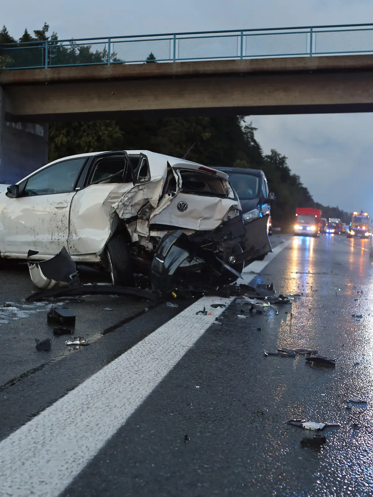 17.09.2022, Bayern, Hormersdorf: Ein Polizeiauto steht mit Blaulicht an einer Unfallstelle auf der A9 zwischen den Anschlussstellen Schnaittach und Hormersdorf. Nach Hagelschlag und daraus resultierender Fahrbahnglätte im Landkreis Nürnberger Land hat es einen Unfall mit mindestens 10 beteiligten Fahrzeugen gegeben. E wird momentan von mindestens 7 verletzten Personen, davon einmal schwer verletzt, ausgegangen. Foto: Friedrich/vifogra/dpa +++ dpa-Bildfunk +++