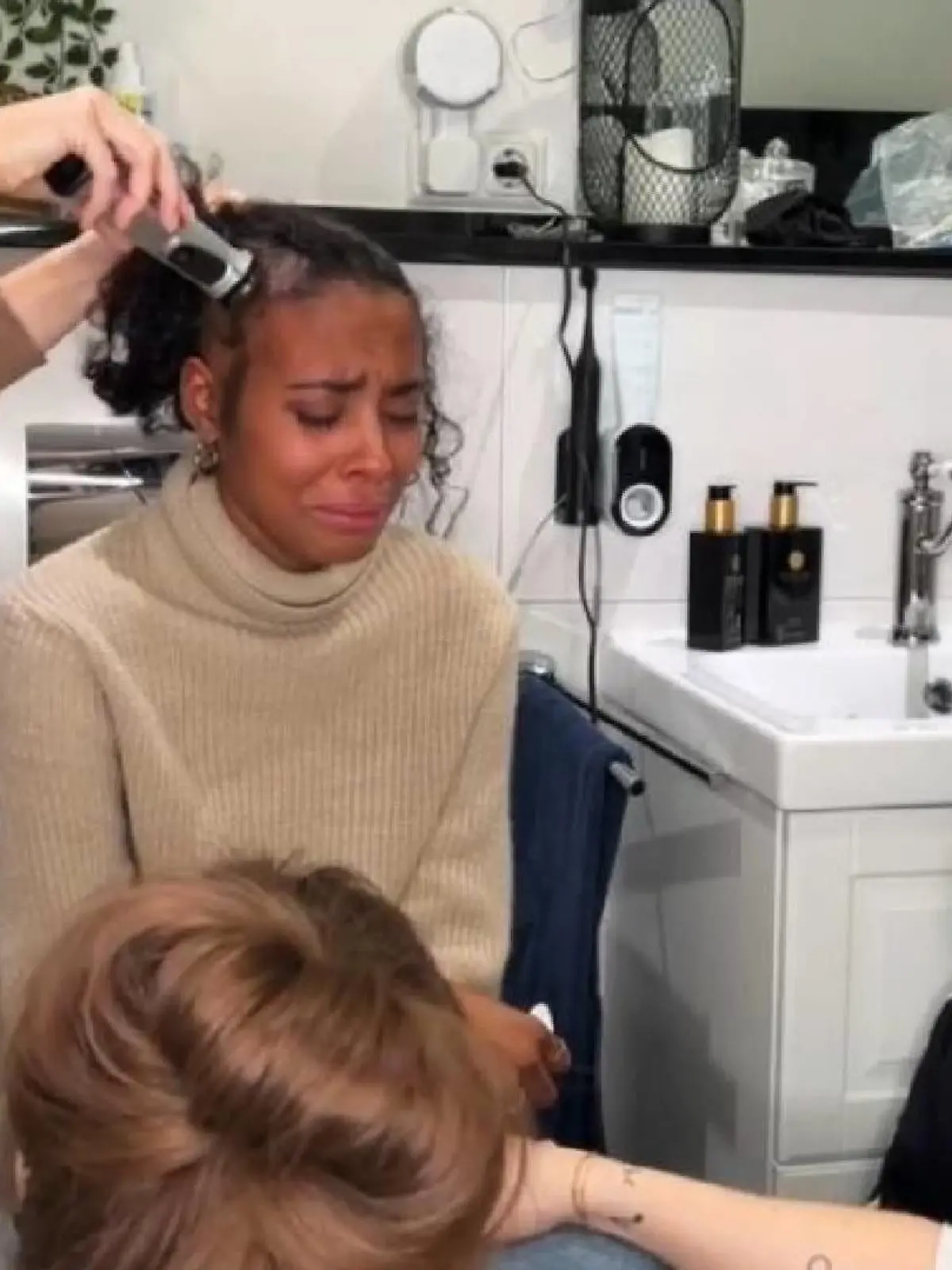 Sharon Battiste teilt auf Instagram den emotionalen Moment, in dem ihr der Kopf rasiert wurde.