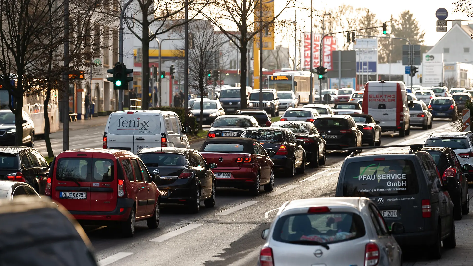 ARCHIV - 18.12.2018, Hessen, Wiesbaden: Autos fahren die Schiersteiner-Straße entlang. (zu dpa «Verwaltungsgericht entscheidet über Diesel-Fahrverbot in Wiesbaden» vom 12.02.2019) Foto: Silas Stein/dpa +++ dpa-Bildfunk +++