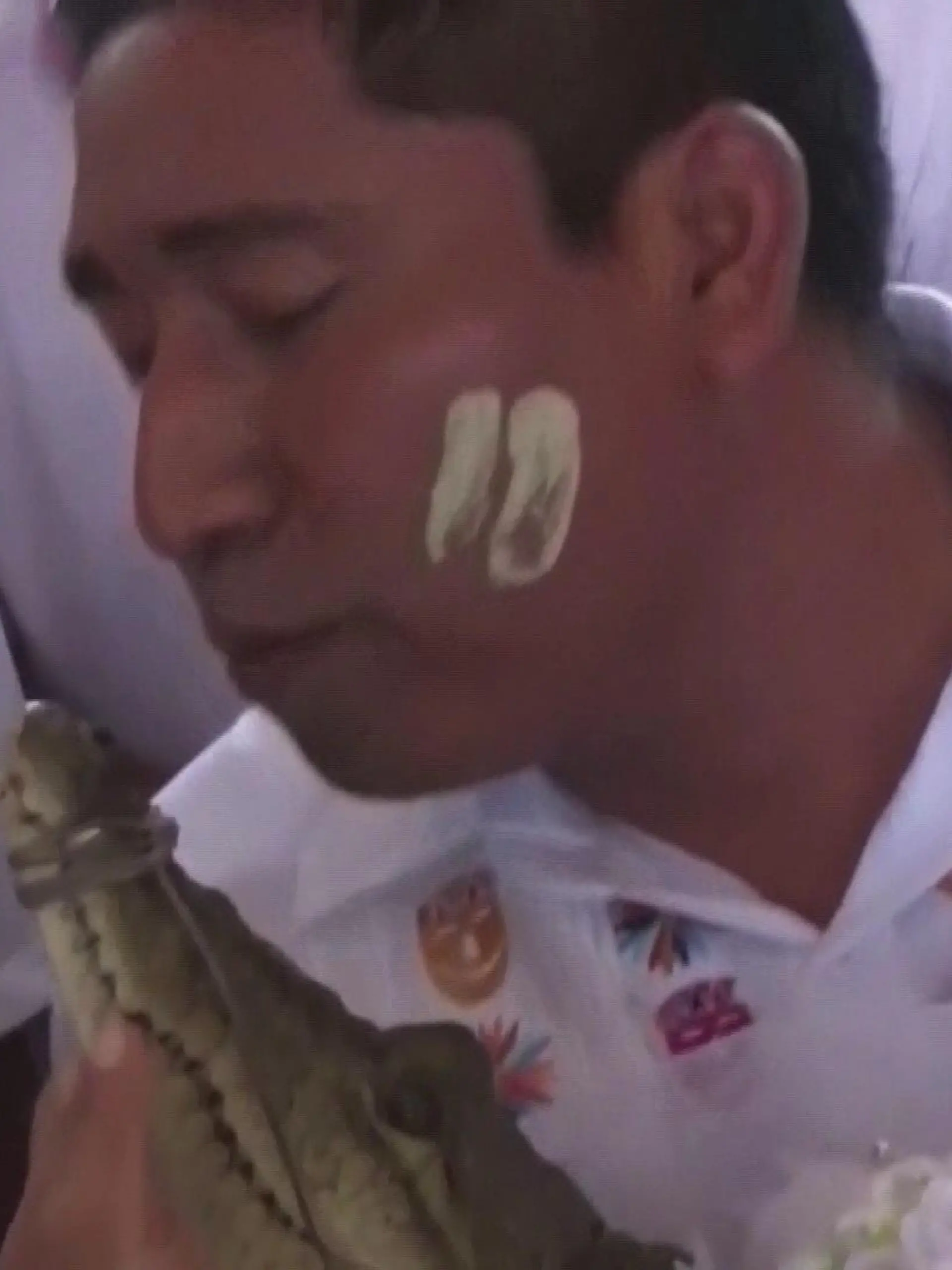 Im mexikanischen Fischerdorf San Pedro Huamelula heiratet Bürgermeister Victor Hugo Sosa einem über 200 Jahre alten Ritual folgend symbolisch ein Krokodil - inklusive Küsschen für die Braut.
