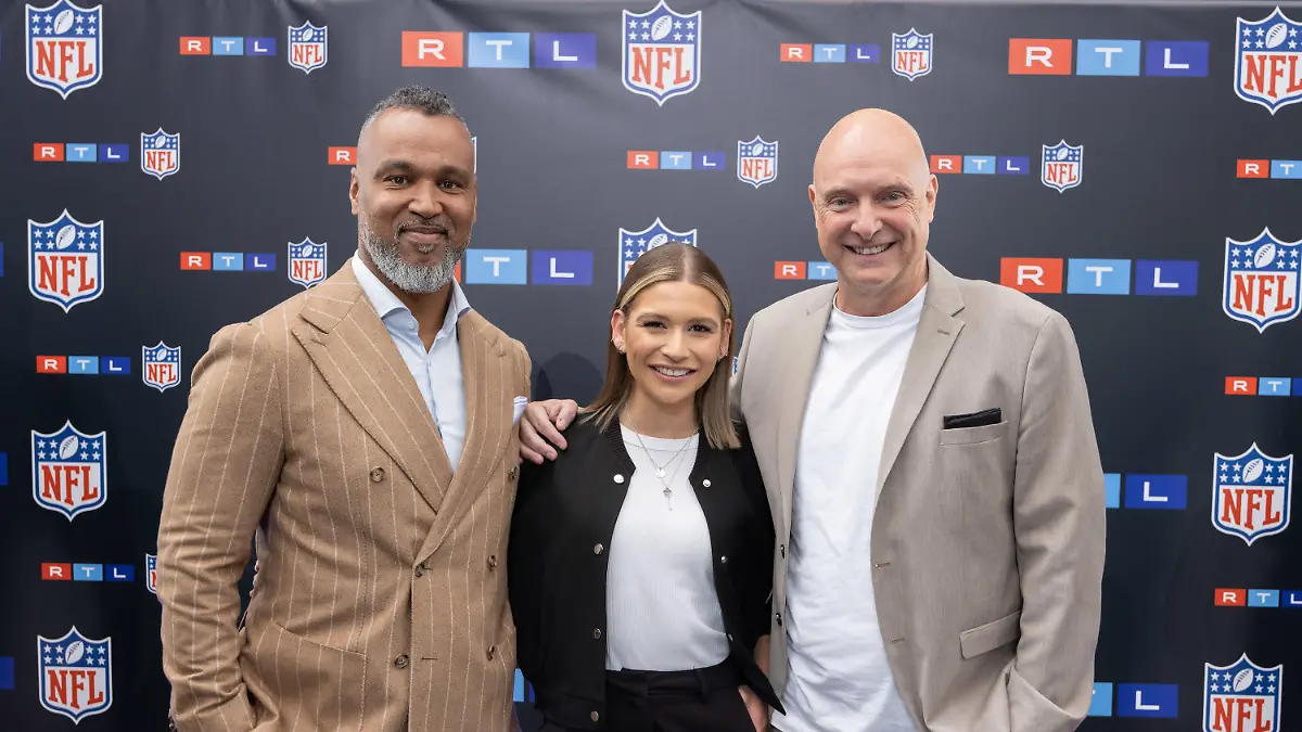 ARCHIV - 26.05.2023, Hessen, Frankfurt am Main: TV-Experte Patrick Esume (l) und die TV-Moderatoren Jana Wosnitza und Frank Buschmann stehen beim Presseevent zusammen. Die RTL-Gruppe beginnt ihre NFL-Übertragungen. (zu dpa: «Erste Football-Übertragung bei neuem Sender») Foto: Jürgen Kessler/dpa +++ dpa-Bildfunk +++