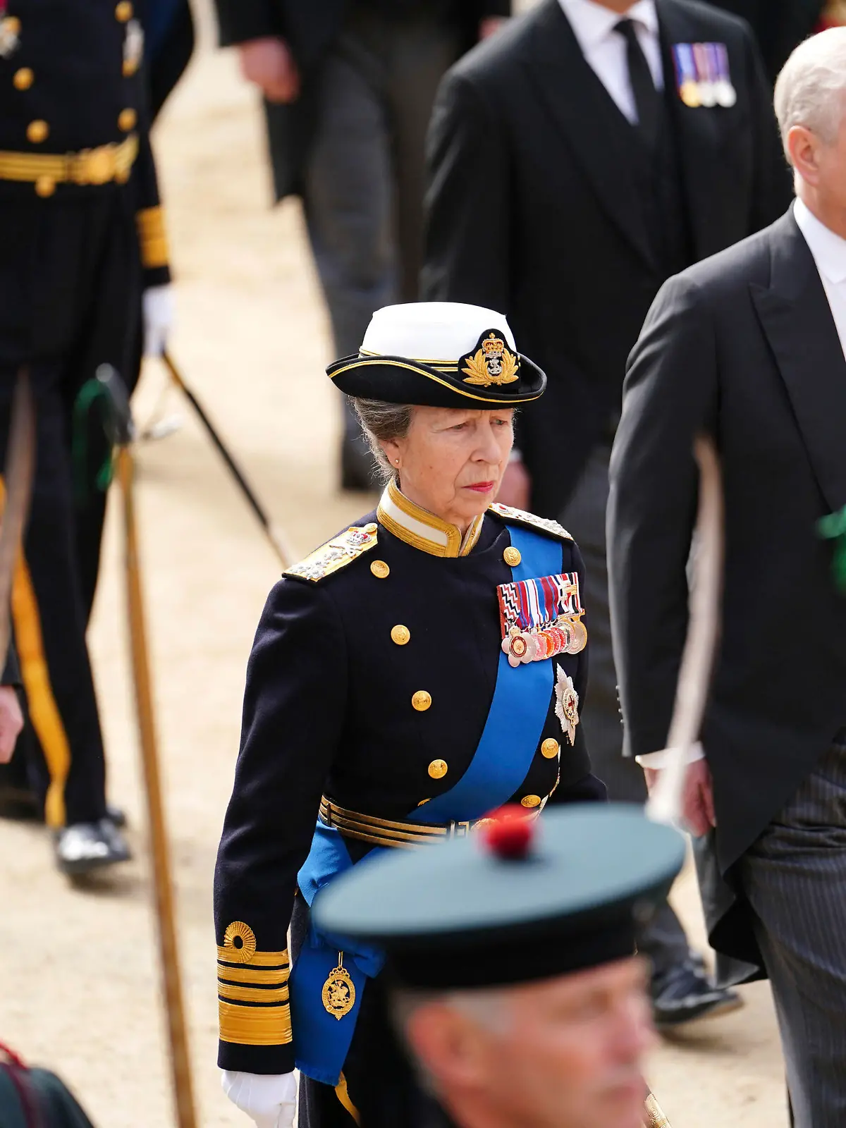 19.09.2022, Großbritannien, London: König Charles III. (Mittlere Reihe, l-r), Prinzessin Anne, Prinz Andrew, Herzog von York und Prinz Harry (oben, l), Herzog von Sussex, 
folgen dem Sarg von Königin Elizabeth II. während der feierlichen Prozession auf den Straßen Londons nach der Trauerfeier in der Westminster Abbey. Für die Trauerfeier sind Präsidenten, Regierungschefs sowie gekrönte Häupter aus aller Welt angereist. Foto: David Davies/Pool PA/AP/dpa +++ dpa-Bildfunk +++