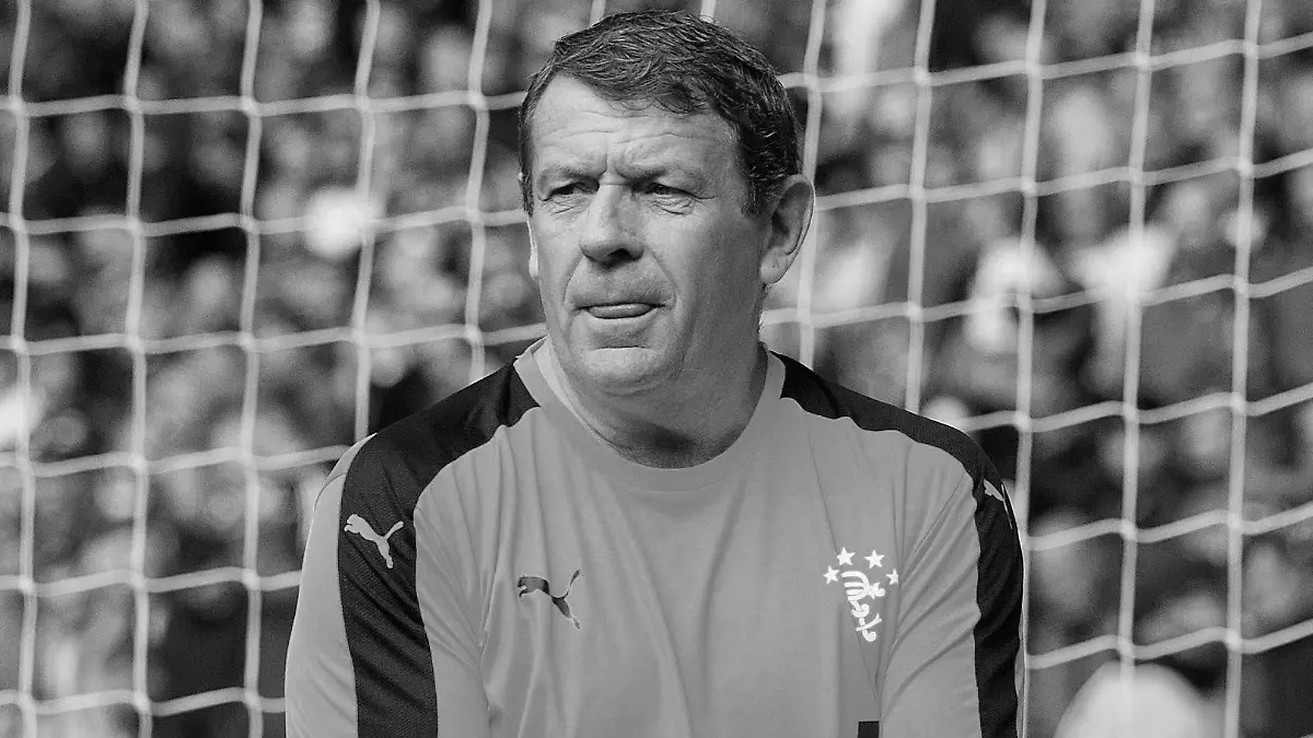 Rangers v Hibernian - Ladbrokes Premiership - Ibrox Stadium. Half Time penalty kicks where Rangers fans had the chance to score a past The Goalie (Andy Goram) during the Ladbrokes Premiership match at Ibrox Stadium, Glasgow. URN:32399784