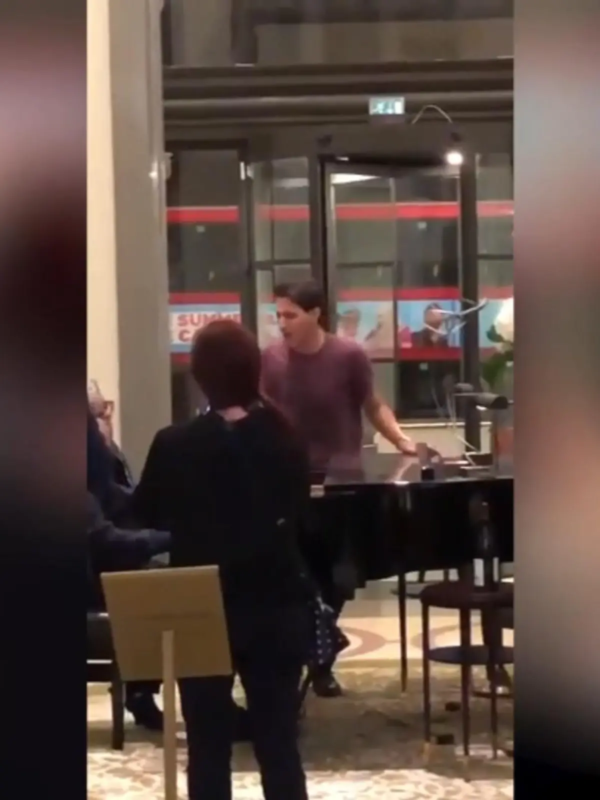 Das ist eine sehr eigenwillige Art, sich von der Queen zu verabschieden.
Dieses Video zeigt den kanadischen Premierminister Justin Trudeau einen Abend vor dem Begräbnis von Queen Elizabeth. Wohl nicht ganz unabsichtlich handelt es sich bei dem Song um „Bohemian Rhapsody“ von…Achtung…Queen. 
Im Internet kommt dieses Ständchen nicht überall gut an. Einige User werfen dem Premier mangelnden Respekt vor. Viele andere finden die Aktion aber cool. 
So oder so: Singen kann er, der Trudeau.