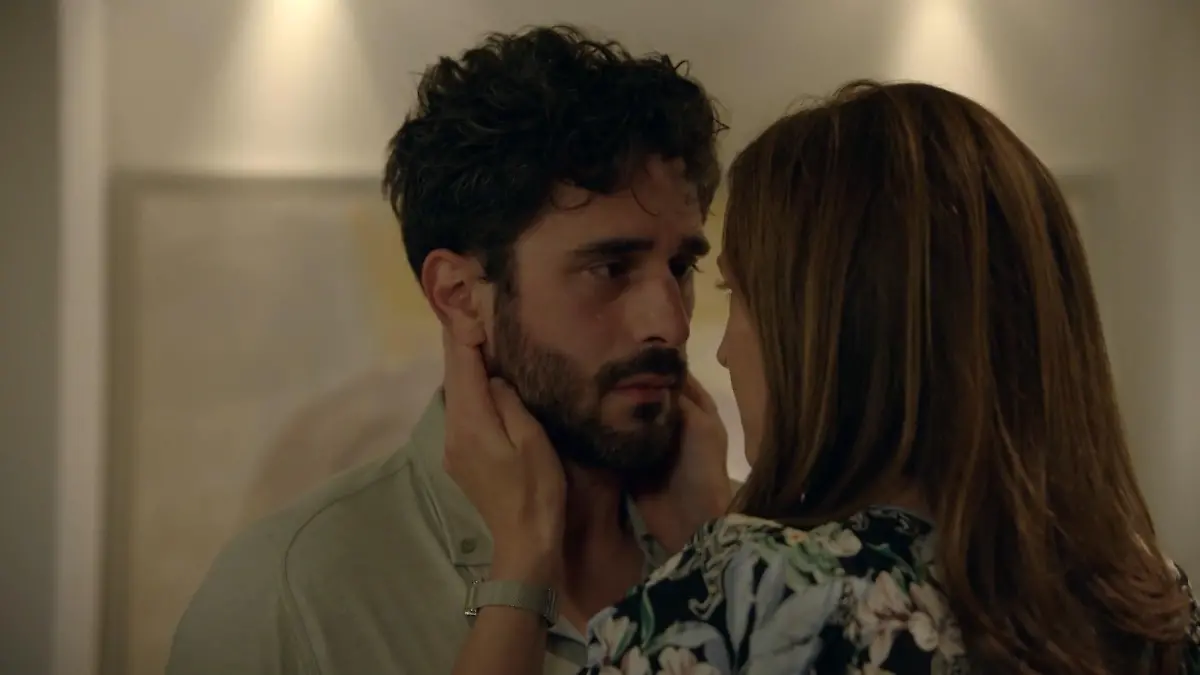 Hilferuf! Tobias flüchtet sich in Katrin Arme GZSZ-Folge 7602 vom 19.09.2022
