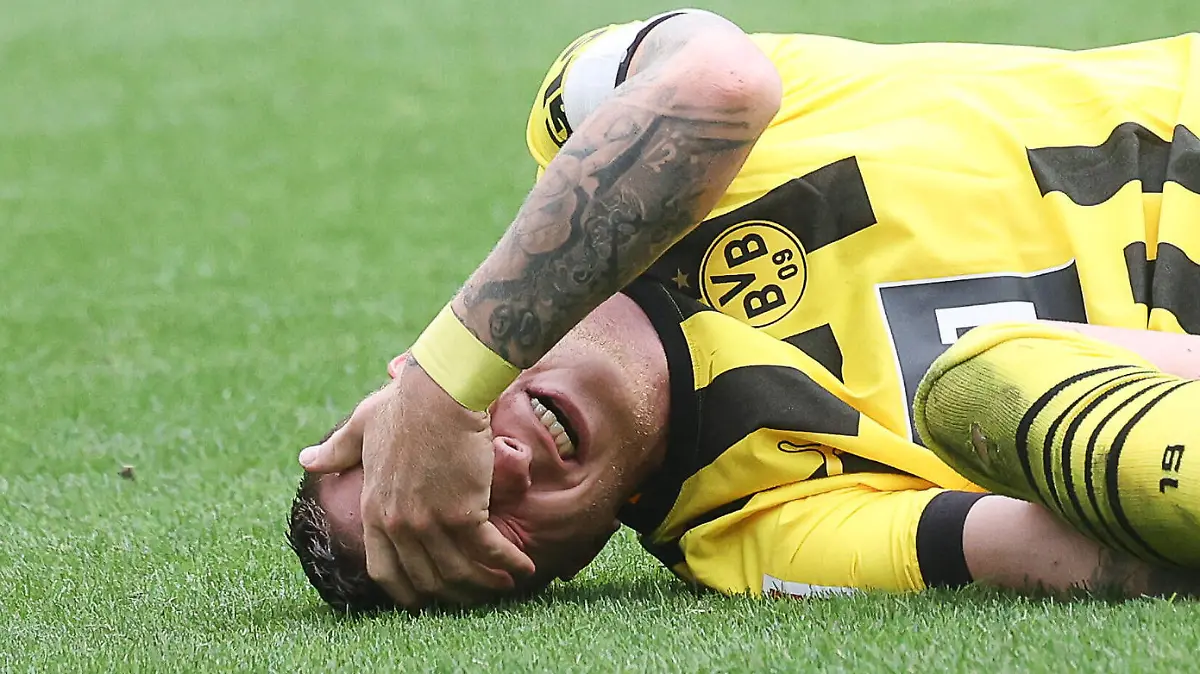 Marco Reus Dortmund 11, Verletzung Reus, Borussia Dortmund - FC Schalke 04, Fussball, 1. Bundesliga, 7. Spieltag, 17.09.2022, DFL REGULATIONS PROHIBIT ANY USE OF PHOTOGRAPHS AS IMAGE SEQUENCES AND/OR QUASI-hVIDEO, Borussia Dortmund - FC Schalke 04, Fussball, 1. Bundesliga, 7. Spieltag, 17.09.2022 Dortmund *** Marco Reus Dortmund 11 , Injury Reus, Borussia Dortmund FC Schalke 04, Football, 1 Bundesliga, Matchday 7, 17 09 2022, DFL REGULATES PROHIBIT ANY USE OF PHOTOGRAPHS AS IMAGE SEQUENCES AND OR QUASI hVIDEO, Borussia Dortmund FC Schalke 04, Football, 1 Bundesliga, Matchday 7, 17 09 2022 Dortmund Copyright: xJoergxNiebergall/Eibner-Pressefox EP_JNL
