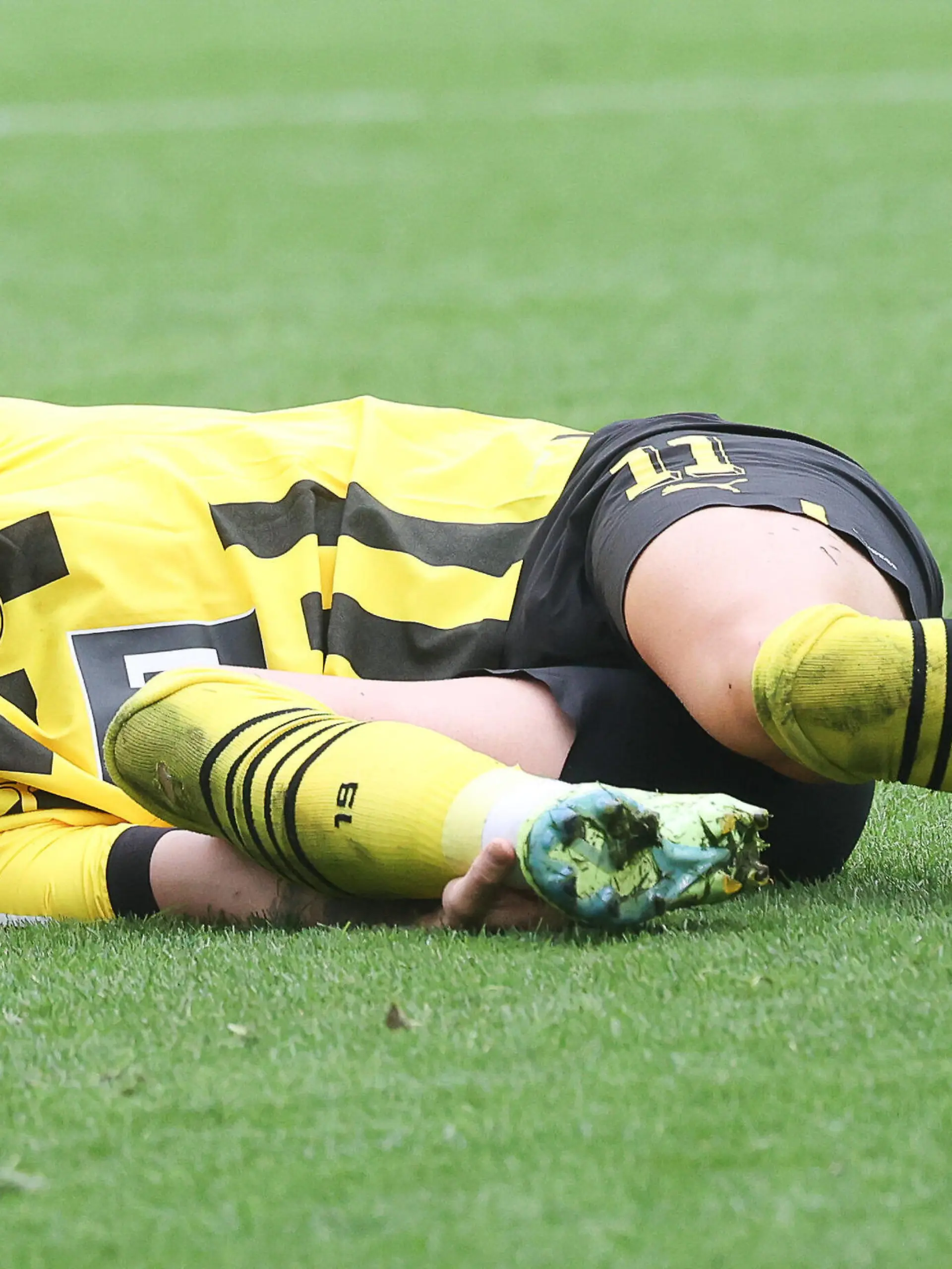  Marco Reus Dortmund 11, Verletzung Reus, Borussia Dortmund - FC Schalke 04, Fussball, 1. Bundesliga, 7. Spieltag, 17.09.2022, DFL REGULATIONS PROHIBIT ANY USE OF PHOTOGRAPHS AS IMAGE SEQUENCES AND/OR QUASI-hVIDEO, Borussia Dortmund - FC Schalke 04, Fussball, 1. Bundesliga, 7. Spieltag, 17.09.2022 Dortmund *** Marco Reus Dortmund 11 , Injury Reus, Borussia Dortmund FC Schalke 04, Football, 1 Bundesliga, Matchday 7, 17 09 2022, DFL REGULATES PROHIBIT ANY USE OF PHOTOGRAPHS AS IMAGE SEQUENCES AND OR QUASI hVIDEO, Borussia Dortmund FC Schalke 04, Football, 1 Bundesliga, Matchday 7, 17 09 2022 Dortmund Copyright: xJoergxNiebergall/Eibner-Pressefox EP_JNL