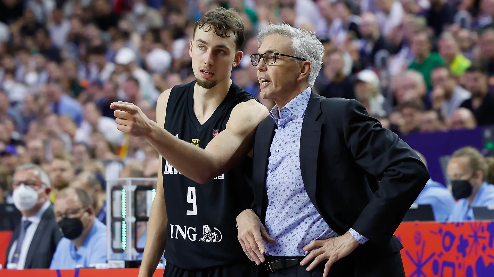  04.09.2022, Litauen vs. Deutschland, FIBA EuroBasket 2022, Germany, Koeln, Lanxess-Arena, Im Bild: v.li. Franz Wagner GER, 9 und Head-Coach Gordon Herbert GER *** 04 09 2022, Lithuania vs Germany, FIBA EuroBasket 2022, Germany, Koeln, Lanxess Arena, In picture from left Franz Wagner GER, 9 and Head Coach Gordon Herbert GER Copyright: HMBxMedia/xHeikoxBecker