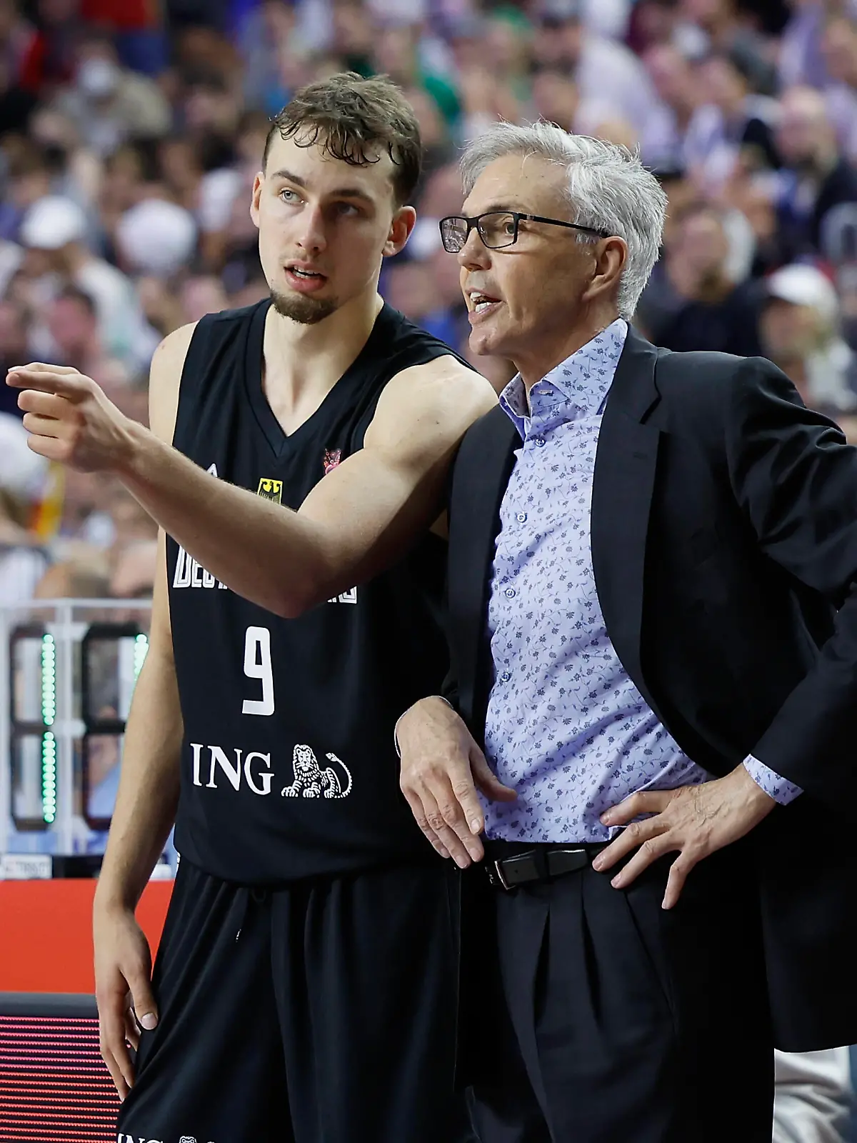  04.09.2022, Litauen vs. Deutschland, FIBA EuroBasket 2022, Germany, Koeln, Lanxess-Arena, Im Bild: v.li. Franz Wagner GER, 9 und Head-Coach Gordon Herbert GER *** 04 09 2022, Lithuania vs Germany, FIBA EuroBasket 2022, Germany, Koeln, Lanxess Arena, In picture from left Franz Wagner GER, 9 and Head Coach Gordon Herbert GER Copyright: HMBxMedia/xHeikoxBecker