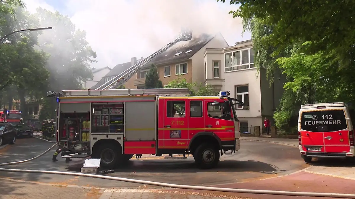 Schwarzer Rauch steigt aus einem Mehrfamilienhaus in Hamburg-Hamm.