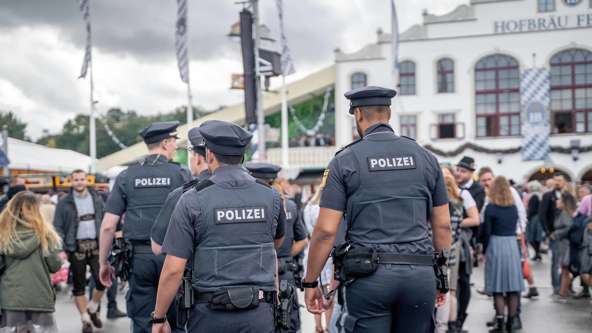 Day 1 Oktoberfest 2022 Polizei läuft Streife auf dem Oktoberfest.Am 17.09.2022 fand der erste Tag des Münchner Oktoberfests, auch Wiesn genannt, statt. Munich Bavaria Germany Copyright: xAaronxKarasekx